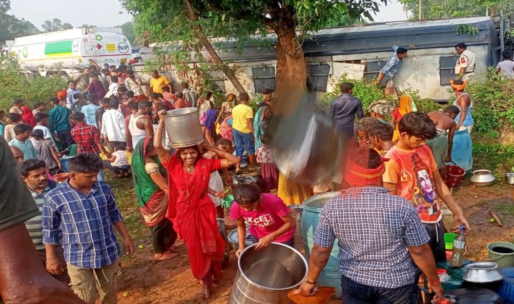 CG Breaking : अनियंत्रित होकर पलटा डीजल से भरा टैंकर..बाल्टी-ड्रम लेकर तेल लूटने पहुंचे लोग..पढ़ें पूरी खबर