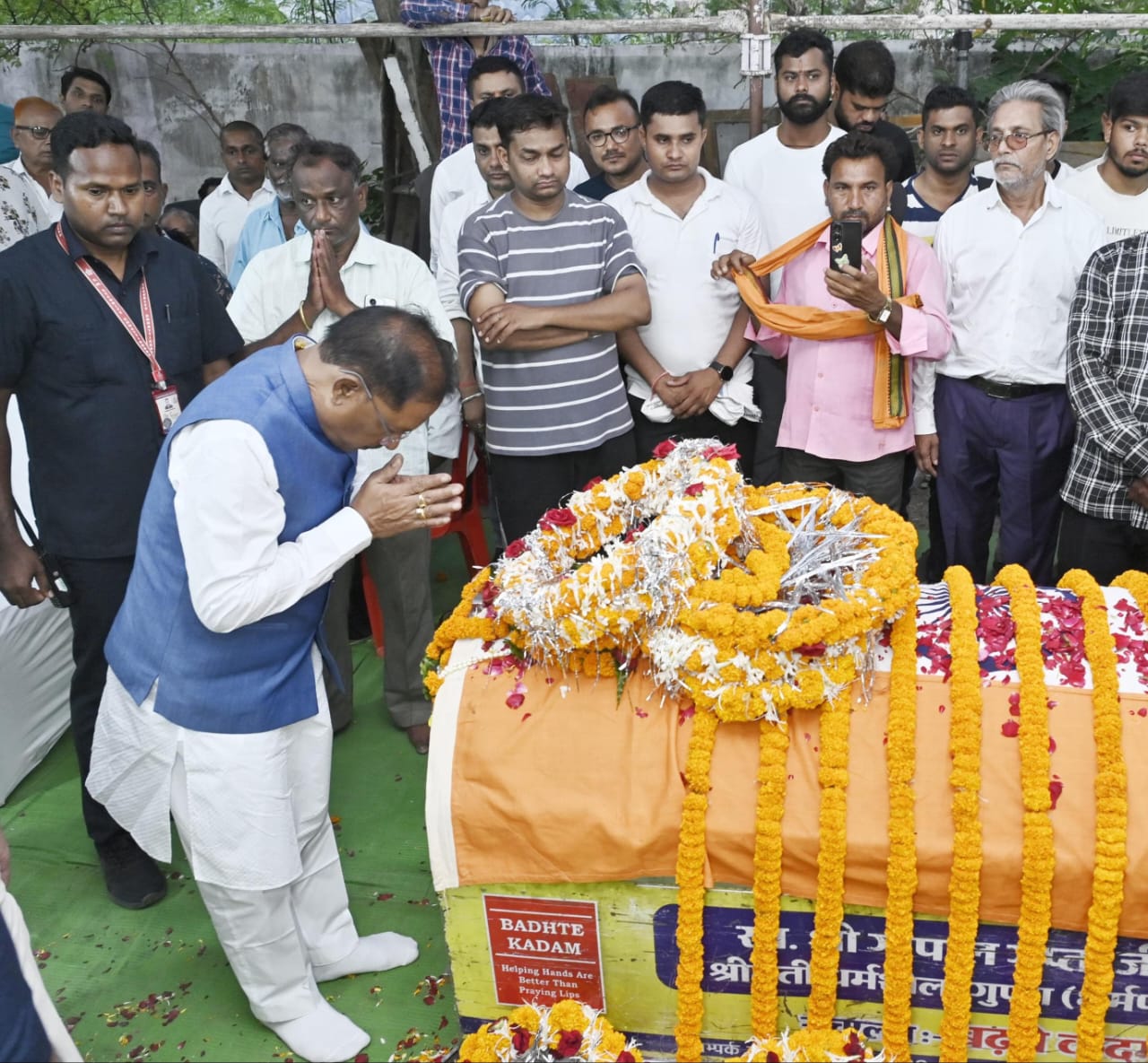 मुख्यमंत्री ने शहीद एएसपी श्री गिरपुंजे के पार्थिव देह पर पुष्प चक्र अर्पित कर दी श्रद्धांजलि : परिवारजनों में मिलकर ढांढस बंधाया....अस्पताल में घायल जवानों से मुलाकात की