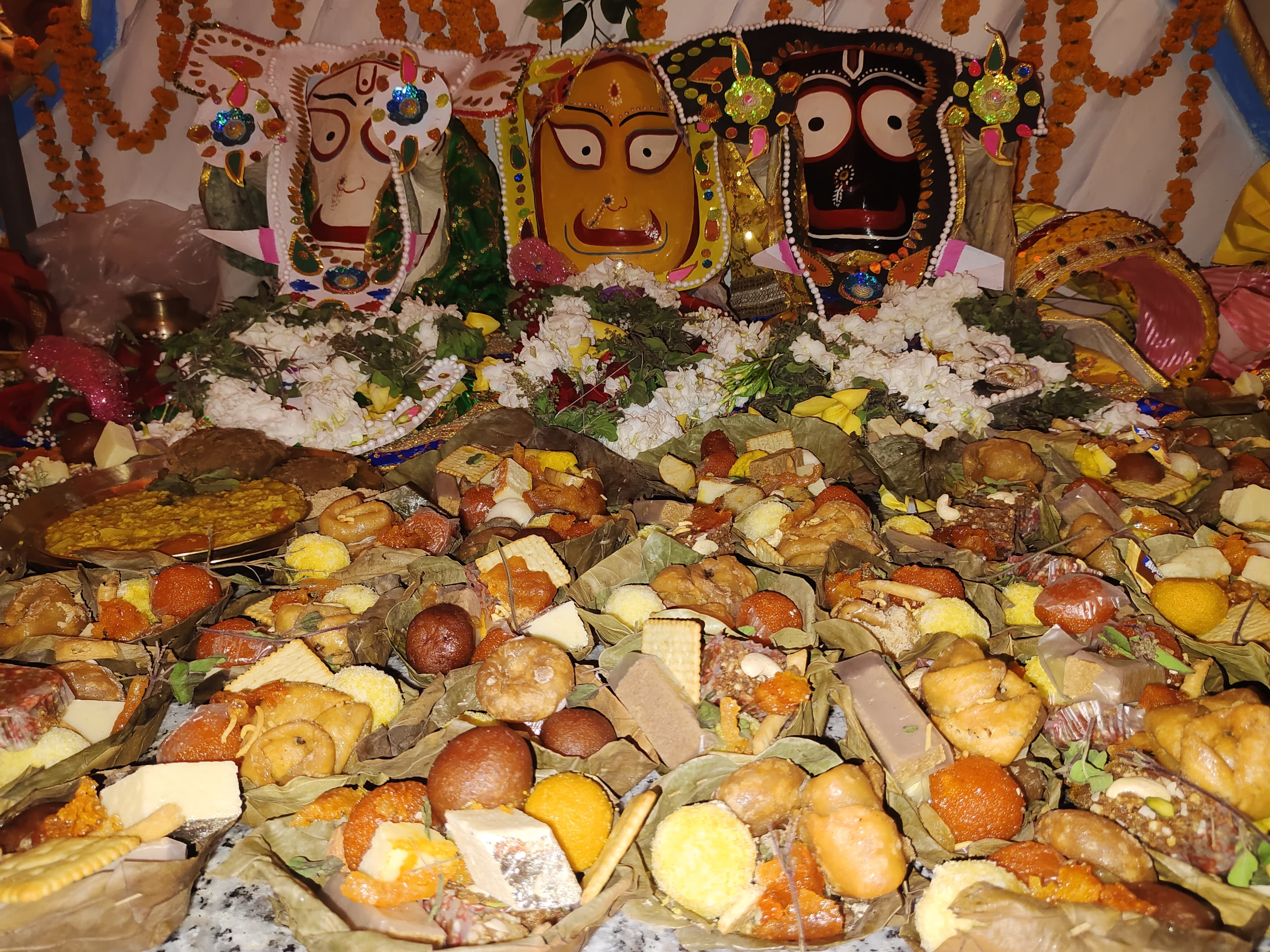 पुरी की परंपरा दोकडा में :भगवान जगन्नाथ, बलराम और सुभद्रा का पुरी की तर्ज पर हुआ अमृत स्नान....... त्रिदेवों के भव्य शाही स्नान को देखने पहुंचे भारी संख्या में श्रद्धालू&nbsp;