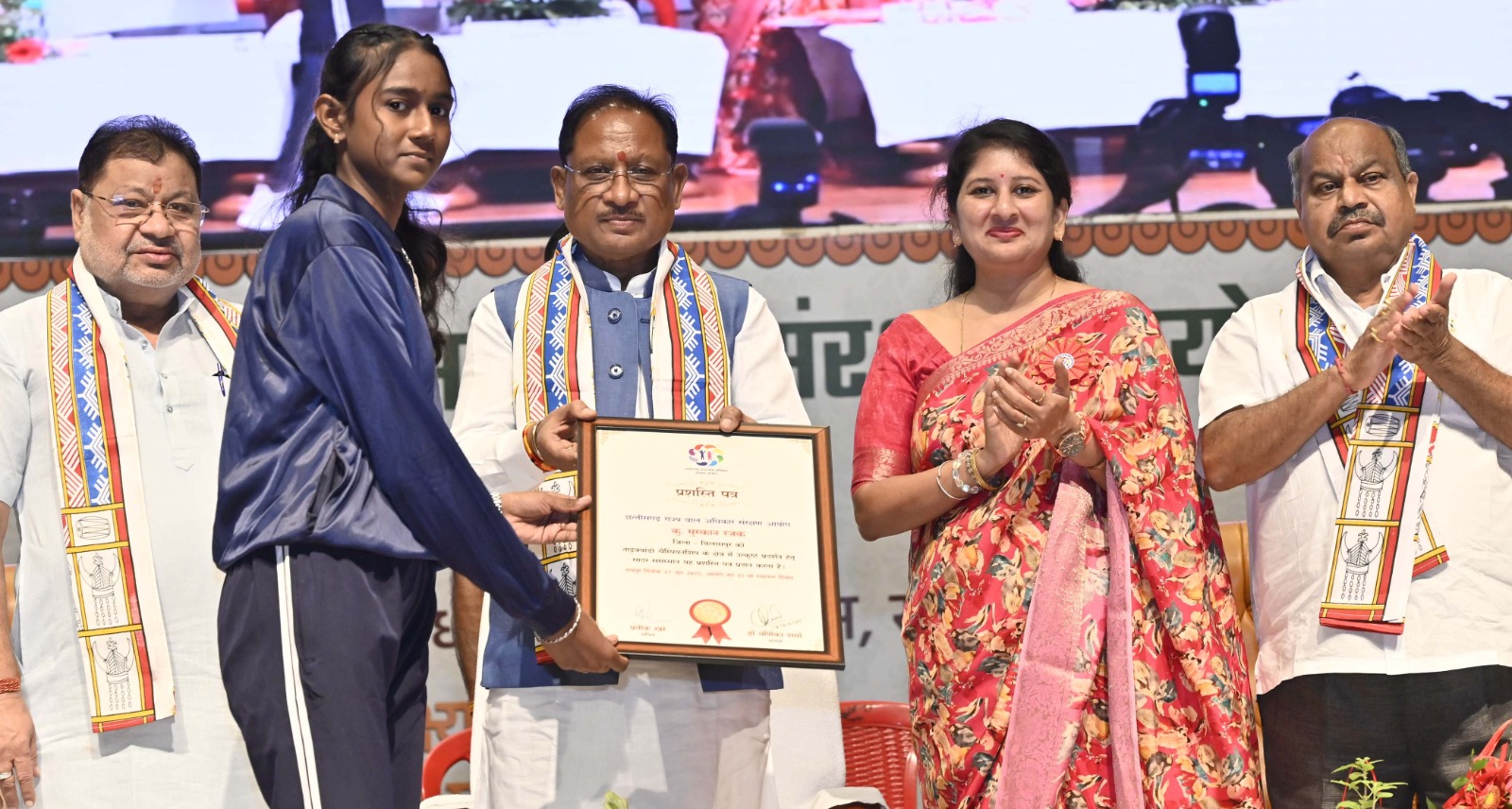 सार्थक एवं रक्षक अभियान का मुख्यमंत्री ने किया शुभारंभ,,,,,,पुलिस जवान, आंगनबाड़ी कार्यकर्ता और छात्राएं हुईं सम्मानित