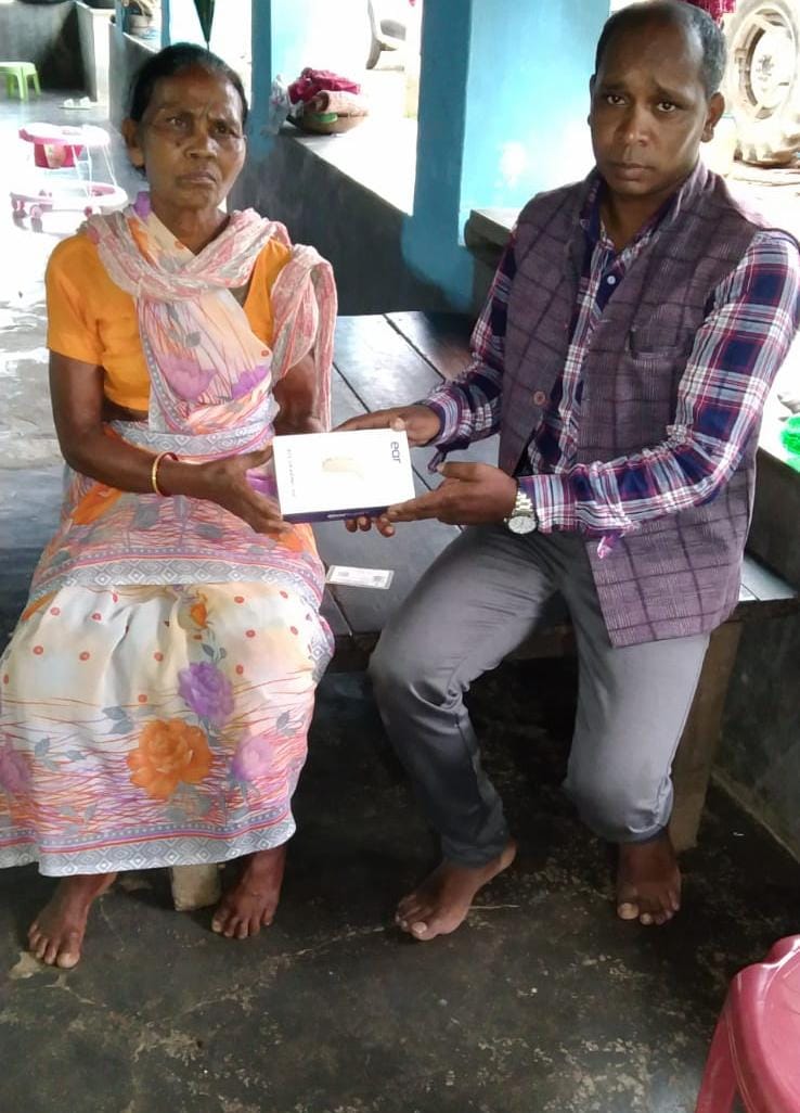 मुख्यमंत्री कैंप कार्यालय की पहल पर श्रवण दोष से पीड़ित &nbsp;बुंदा लकड़ा &nbsp;को प्रदान किया गया श्रवण यंत्र खुशी जाहिर कर मुख्यमंत्री को दिया धन्यवाद