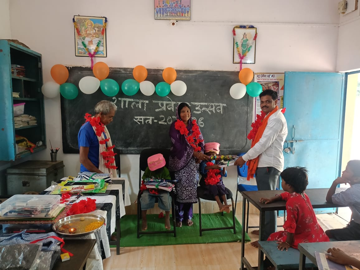 *शाला प्रवेश उत्सव बना बच्चों के लिए खास:- स्कूल में बच्चों को चंदन का तिलक लगाकर किया गया स्वागत, बांटे गए पुस्तक,गणवेश, छाता सहित टाई-बेल्ट*