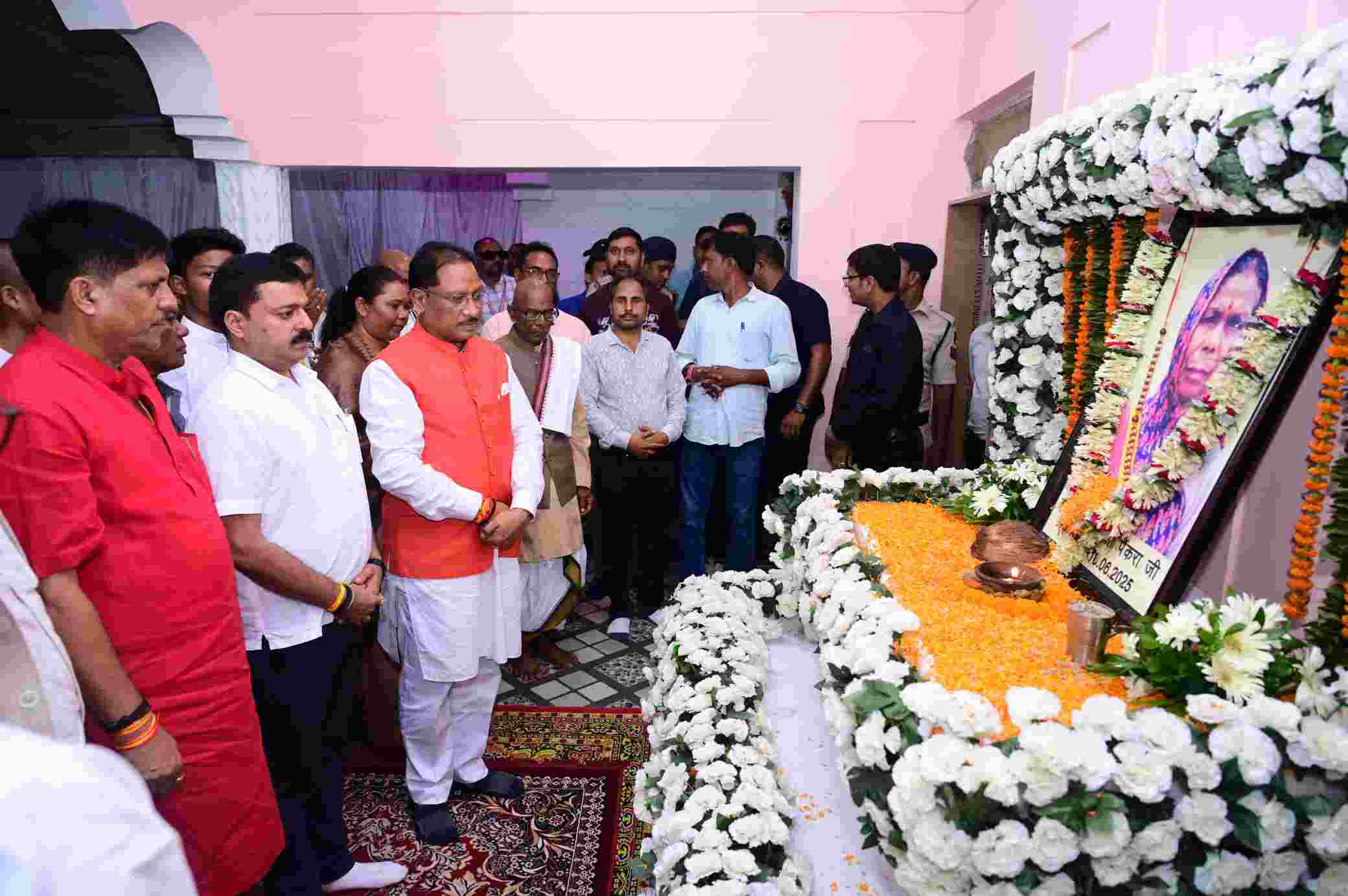 विधायक श्रीमती गोमती साय का मायका पहुंचकर मुख्यमंत्री ने उनकी स्वर्गीय माता को अर्पित की विनम्र श्रद्धांजलि