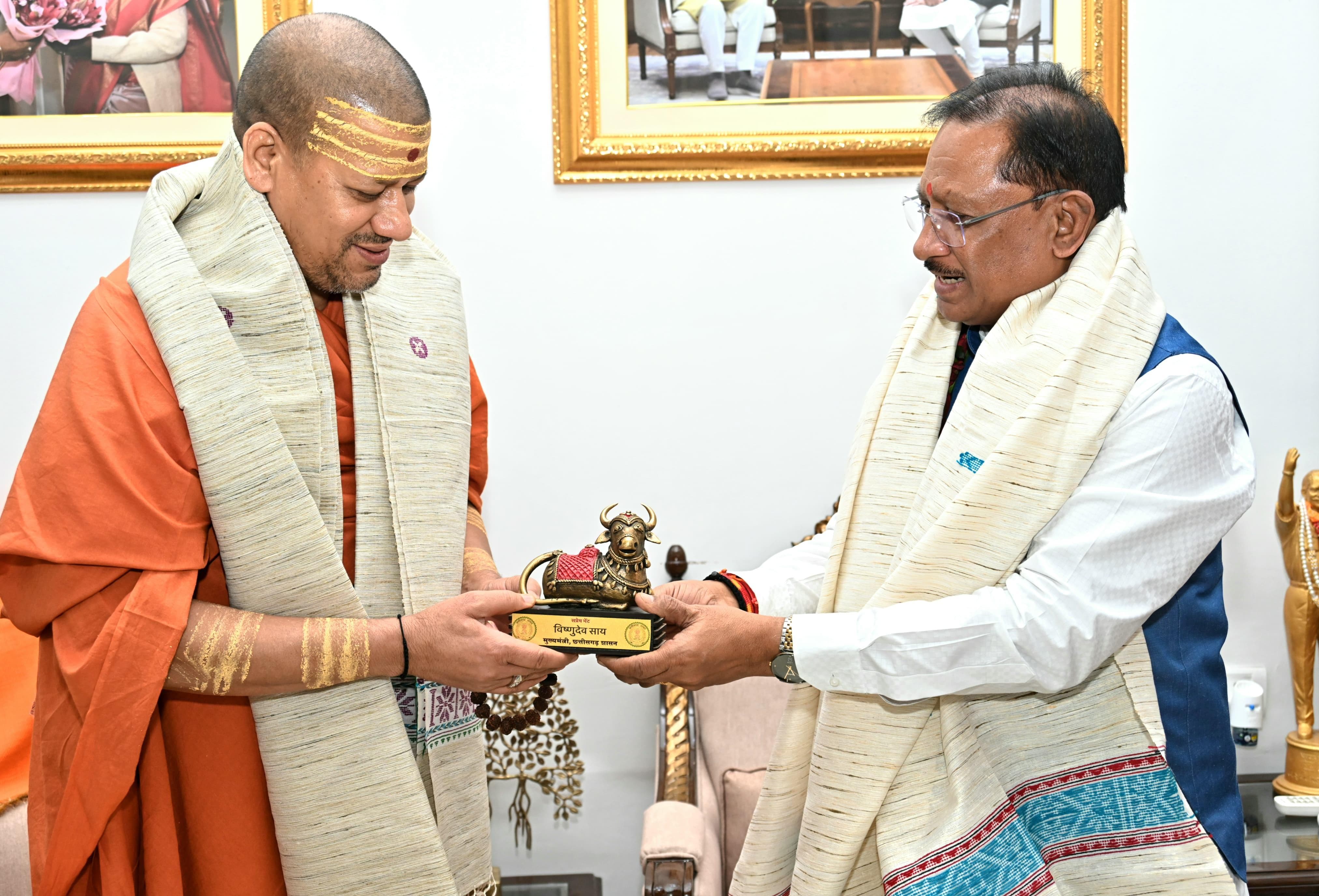 *निरंजन पीठाधीश्वर महामंडलेश्वर डॉ. स्वामी कैलाशनंद गिरी जी महाराज ने मुख्यमंत्री से की सौजन्य भेंट*