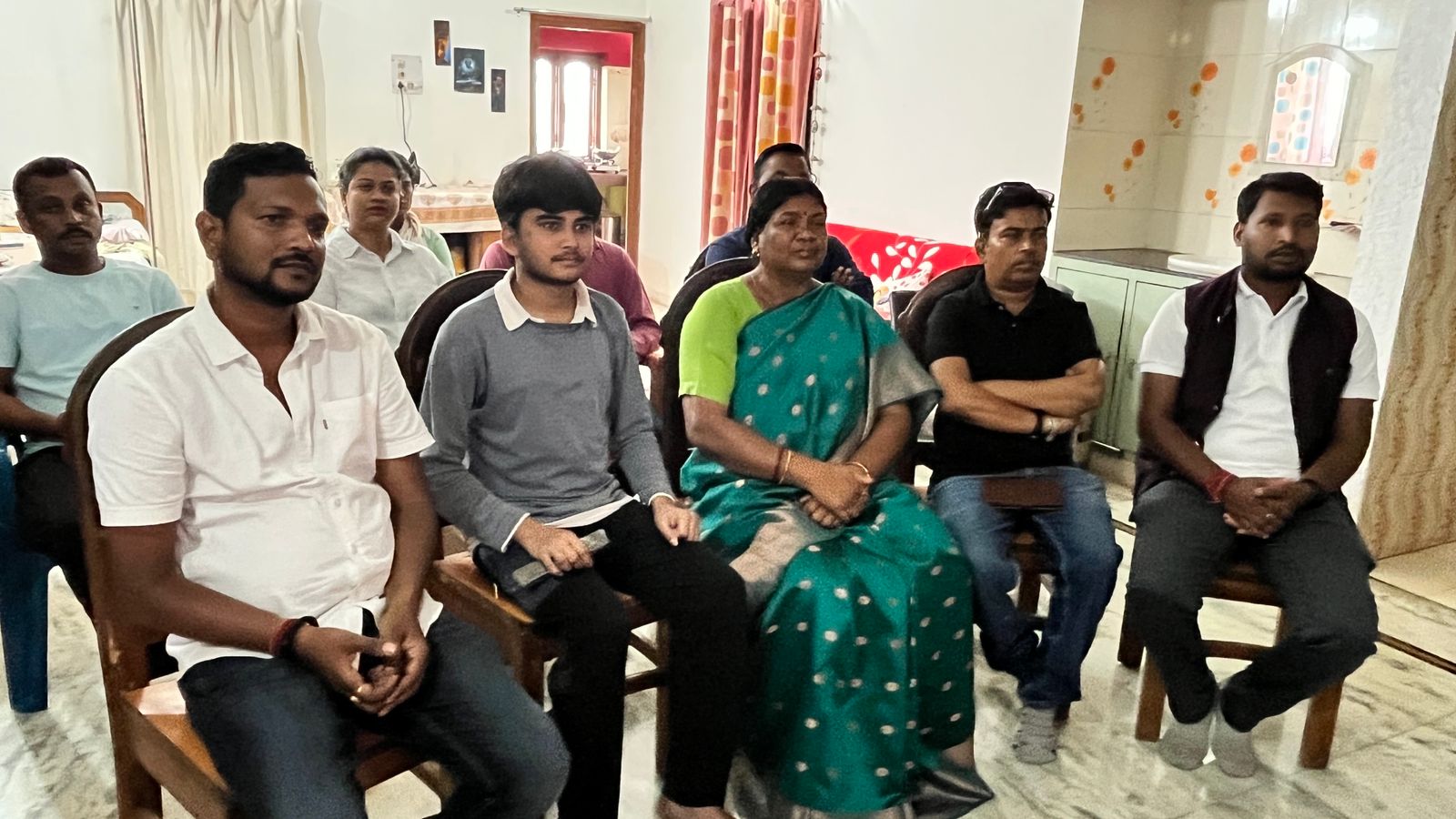 जिले के भाजपा कार्यकर्ताओं ने सुनी प्रधानमंत्री मोदी के मन की बात का प्रसारण...दिखे उत्साहित