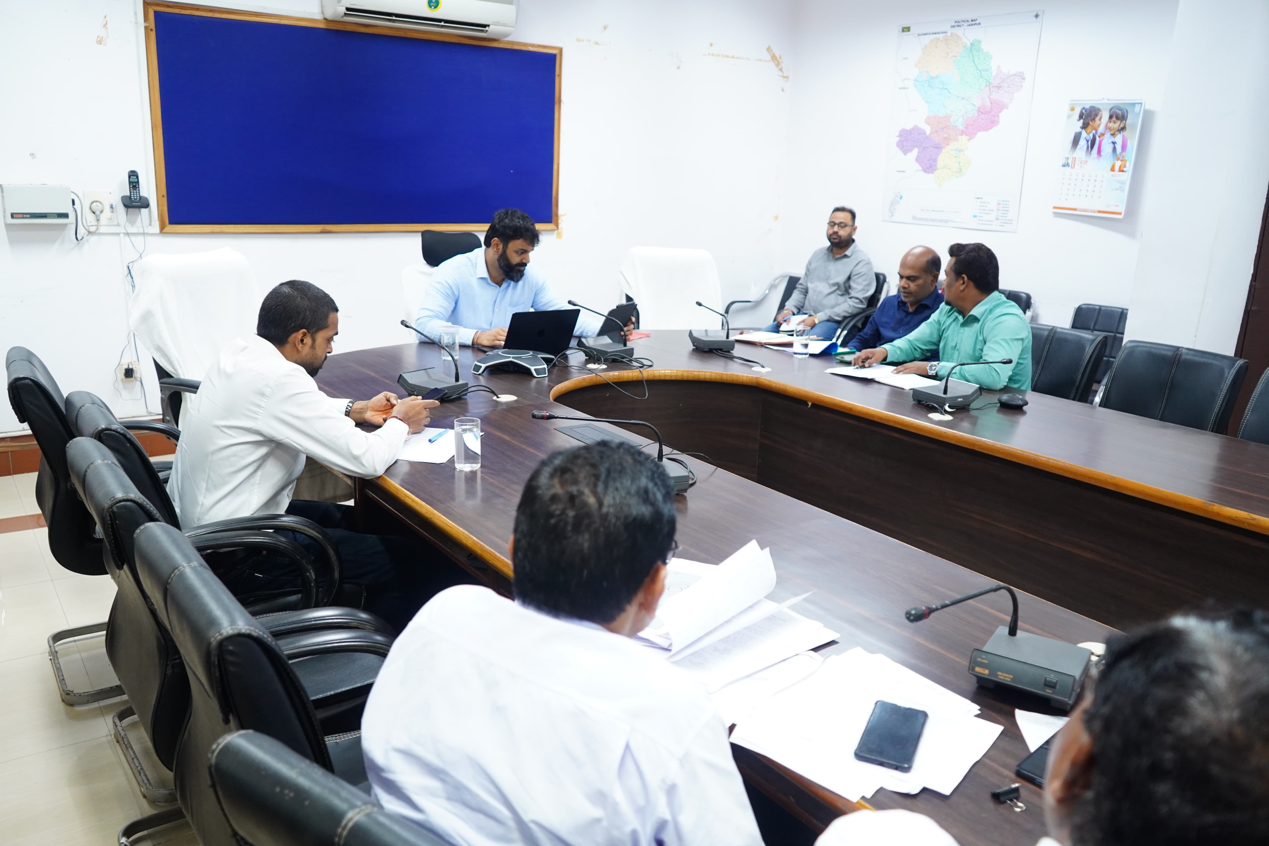 ई आफिस संचालन के कार्यों का कलेक्टर ने सभी विभागों को गंभीरता से करने के दिए निर्देश.....एक पेड़ मां के नाम पर पौधरोपण करने को&nbsp;