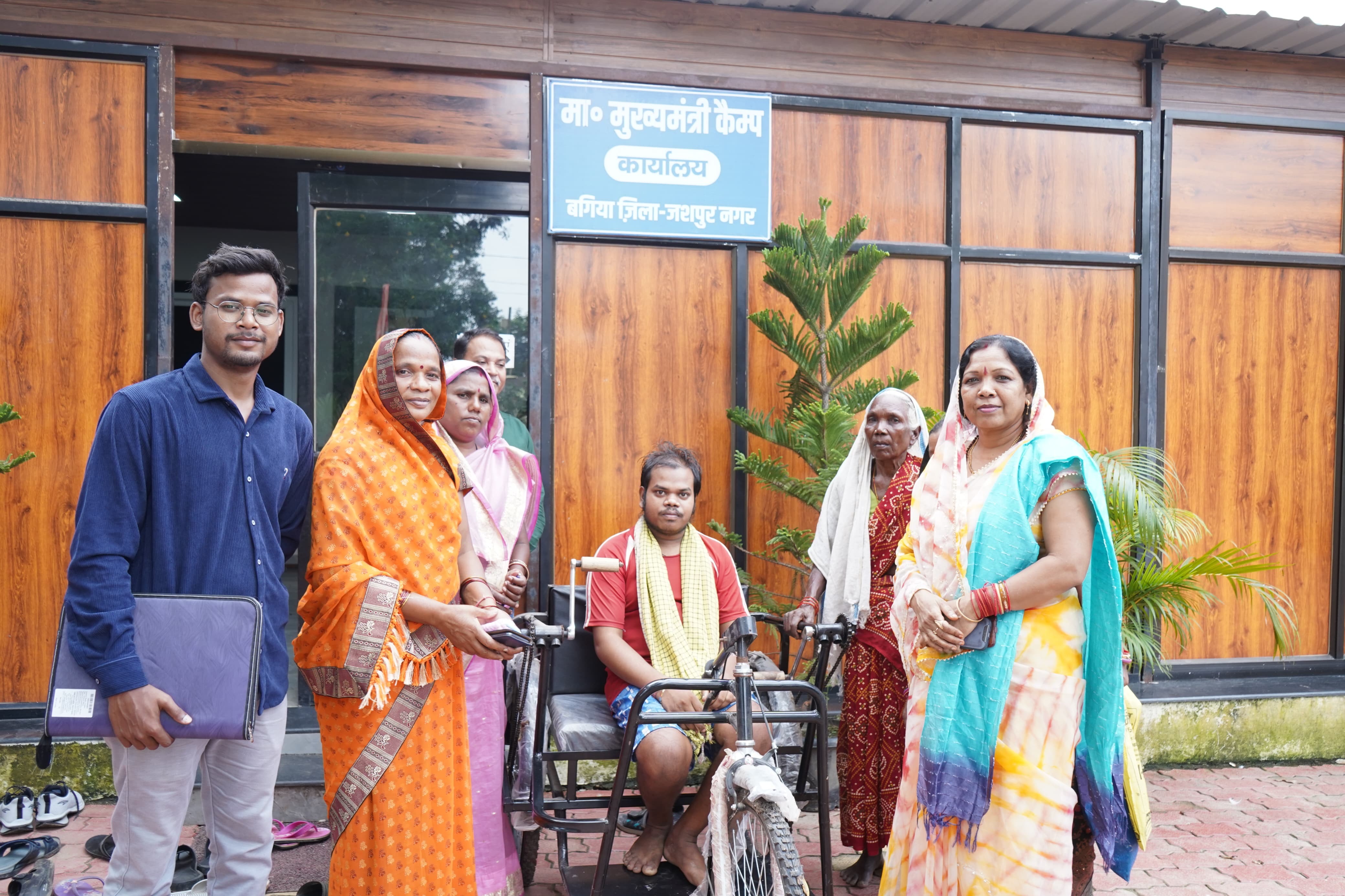 दिव्यांग नारायण सिंह को सीएम कैंप कार्यालय से&nbsp; ट्राईसायकल मिलने से मिली खुशी.....मुख्यमंत्री&nbsp; विष्णुदेव साय को दिया धन्यवाद