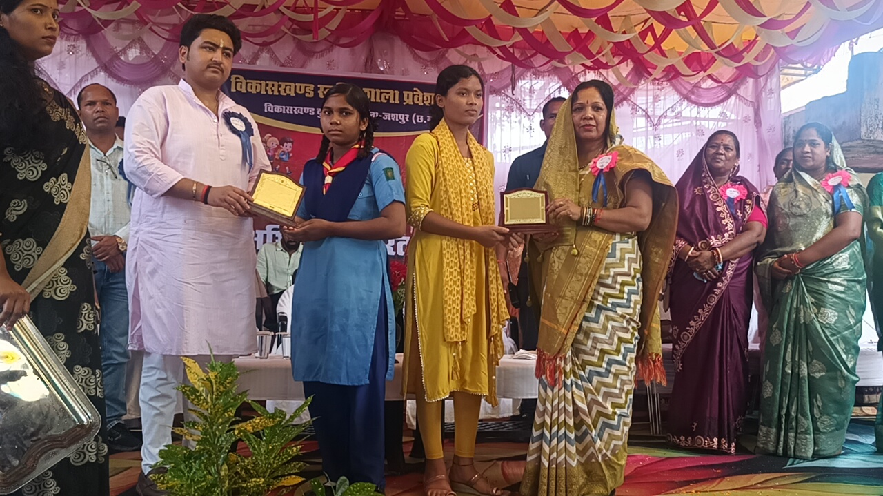 शाला प्रवेश उत्सव कार्यक्रम में शामिल हुए श्रीमती कौशल्या विष्णु देव साय, बच्चों को चन्दन तिलक लगा मुंह मीठा करा कर किया स्वागत&hellip;