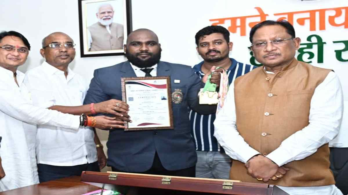 CG Big News : इंटरनेशनल पावरलिफ्टिंग में स्वर्ण पदक विजेता प्रेम राजन ने मुख्यमंत्री से की मुलाकात..विष्णुदेव साय ने दी बधाई..पढ़ें पूरी ख़बर