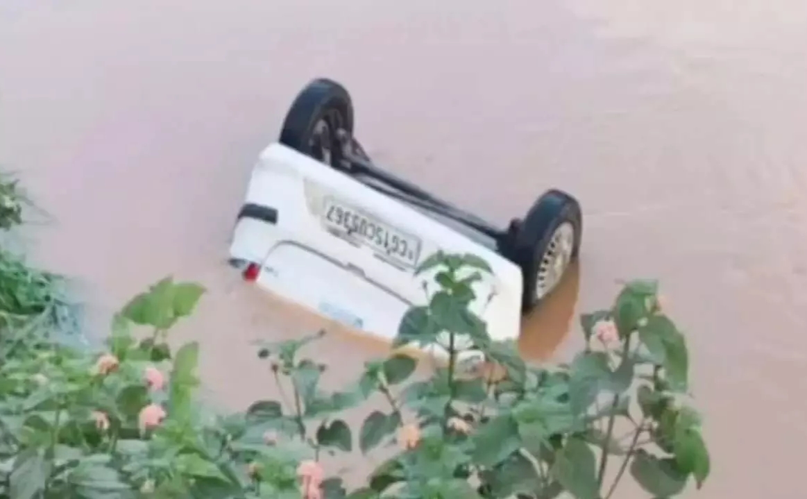 CG Road Accident : भीषण सड़क हादसा.! नहर में कार गिरने से 3 लोगों की मौत..दो की हालत गंभीर..पढ़ें पूरी ख़बर