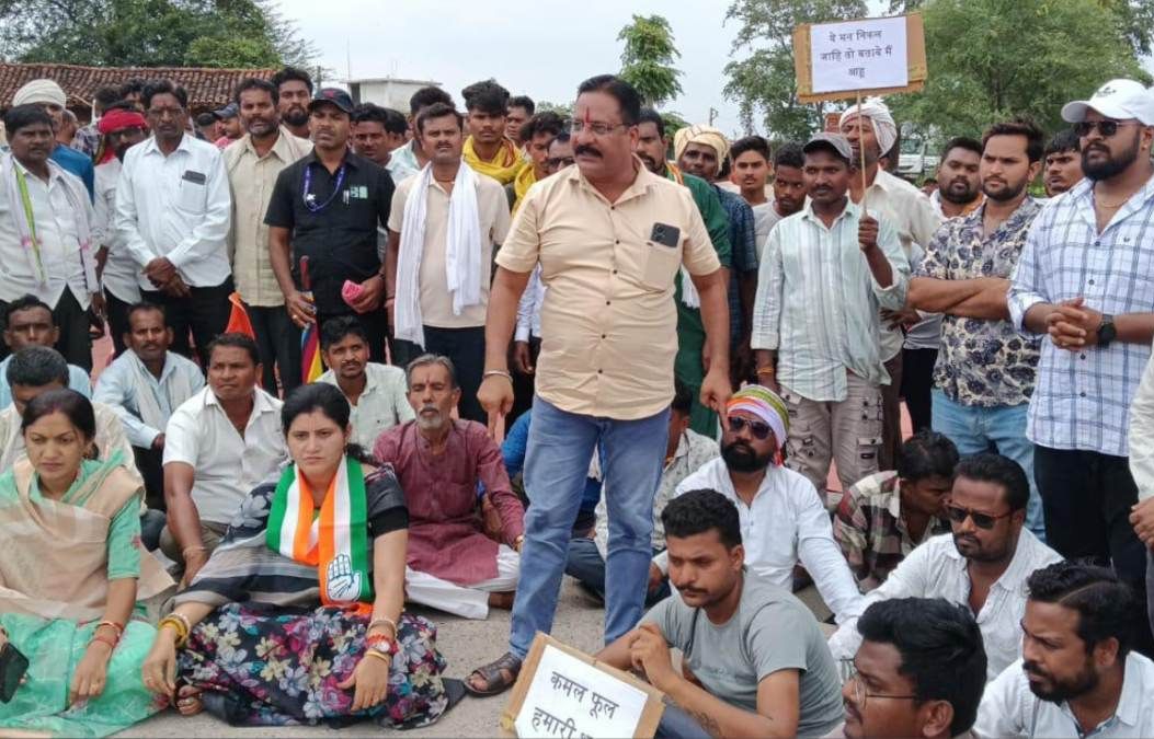 CG News : सड़क पर कांग्रेस का चक्काजाम.! जिस सड़क पर पहले भाजपा ने धरना दिया, अब वहीं कांग्रेस विधायक ने बैठकर किया विरोध प्रदर्शन..पढ़ें पूरी ख़बर