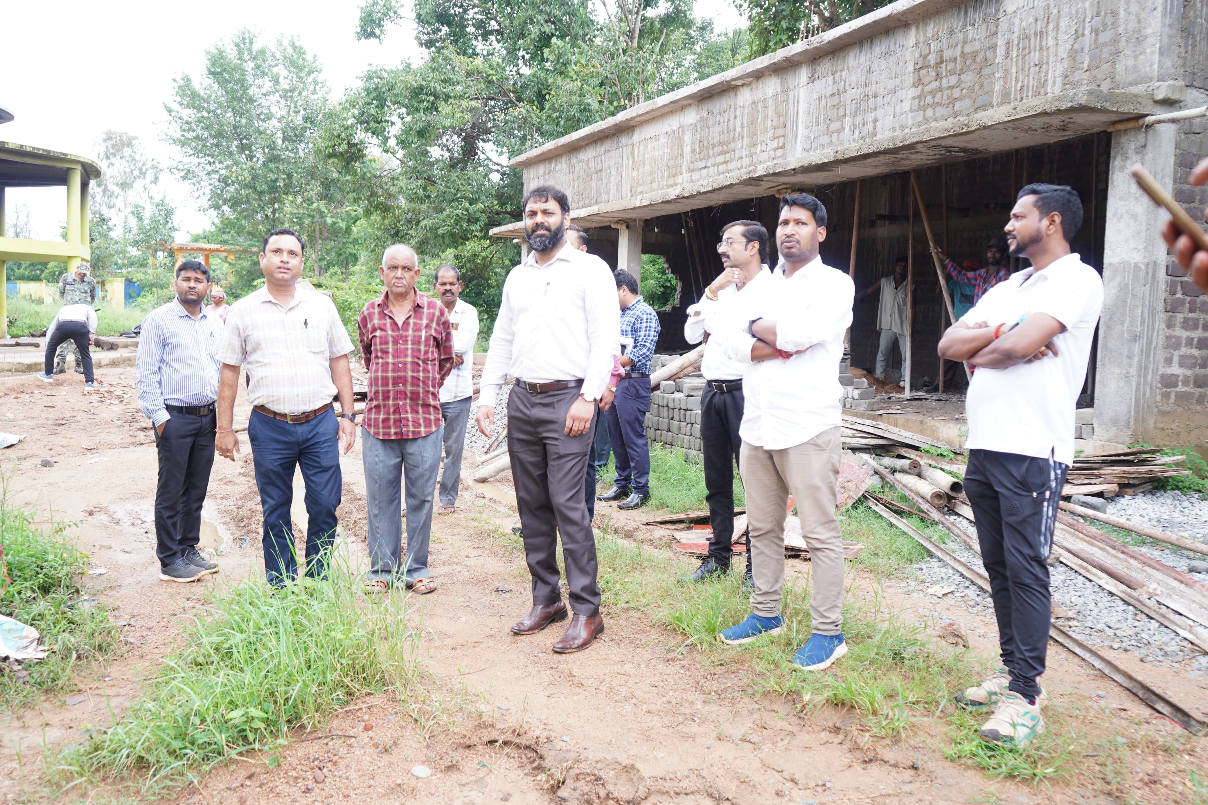 कलेक्टर ने मुक्ति धाम के निरीक्षण दौरान प्रवेश द्वार को ठीक करने एवं छोटा डिवाइडर को बंद करने के दिए निर्देश&nbsp;