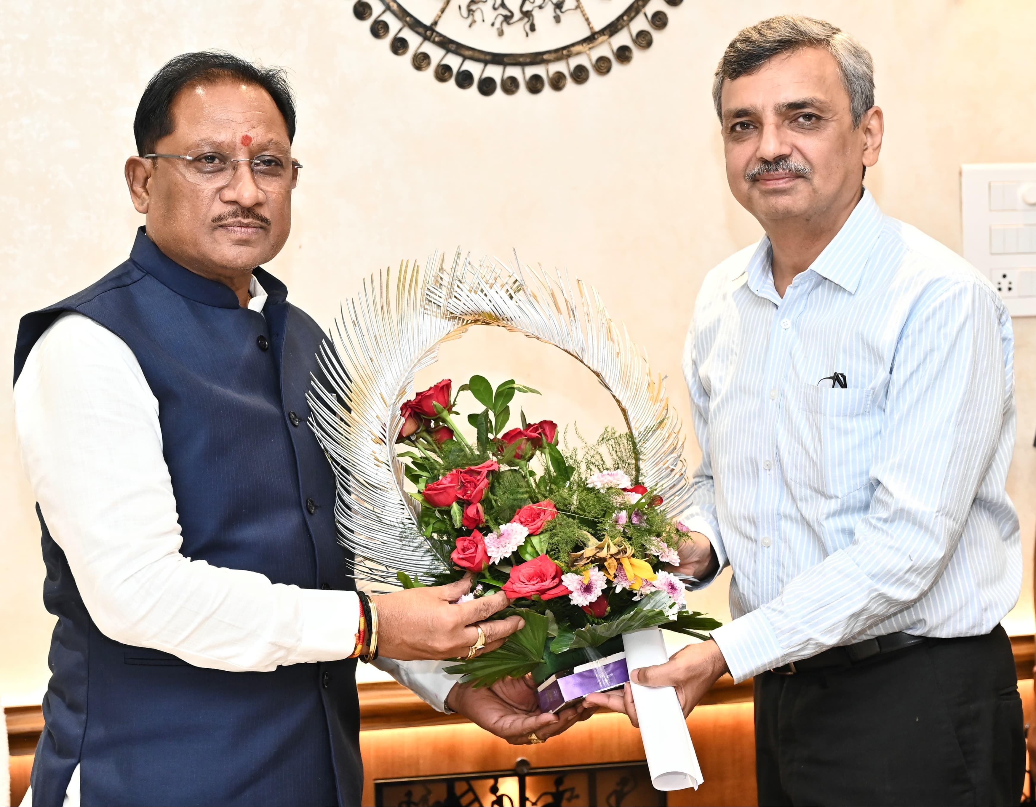 *मुख्यमंत्री श्री साय से भारत सरकार में भूमि संसाधन सचिव ने की सौजन्य भेंट ,राजस्व सम्बंधित मामलों के त्वरित निराकरण को लेकर हुई विस्तृत चर्चा*