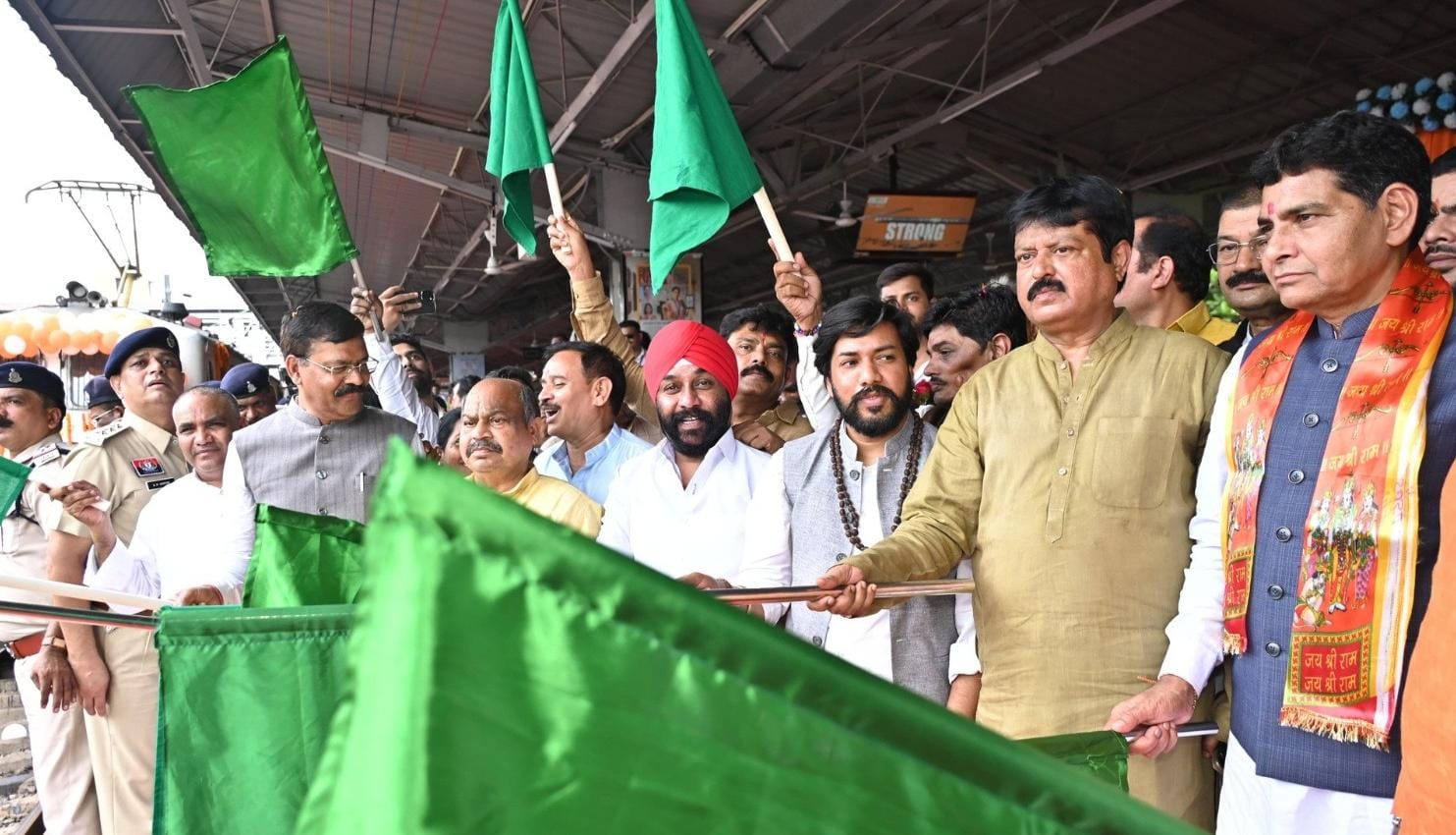 *श्री रामलला दर्शन योजना के अंतर्गत रायपुर से 850 श्रद्धालुओं का तीर्थयात्रा हेतु प्रस्थान &mdash; मुख्यमंत्री श्री विष्णु देव साय ने दी शुभकामनाएं*