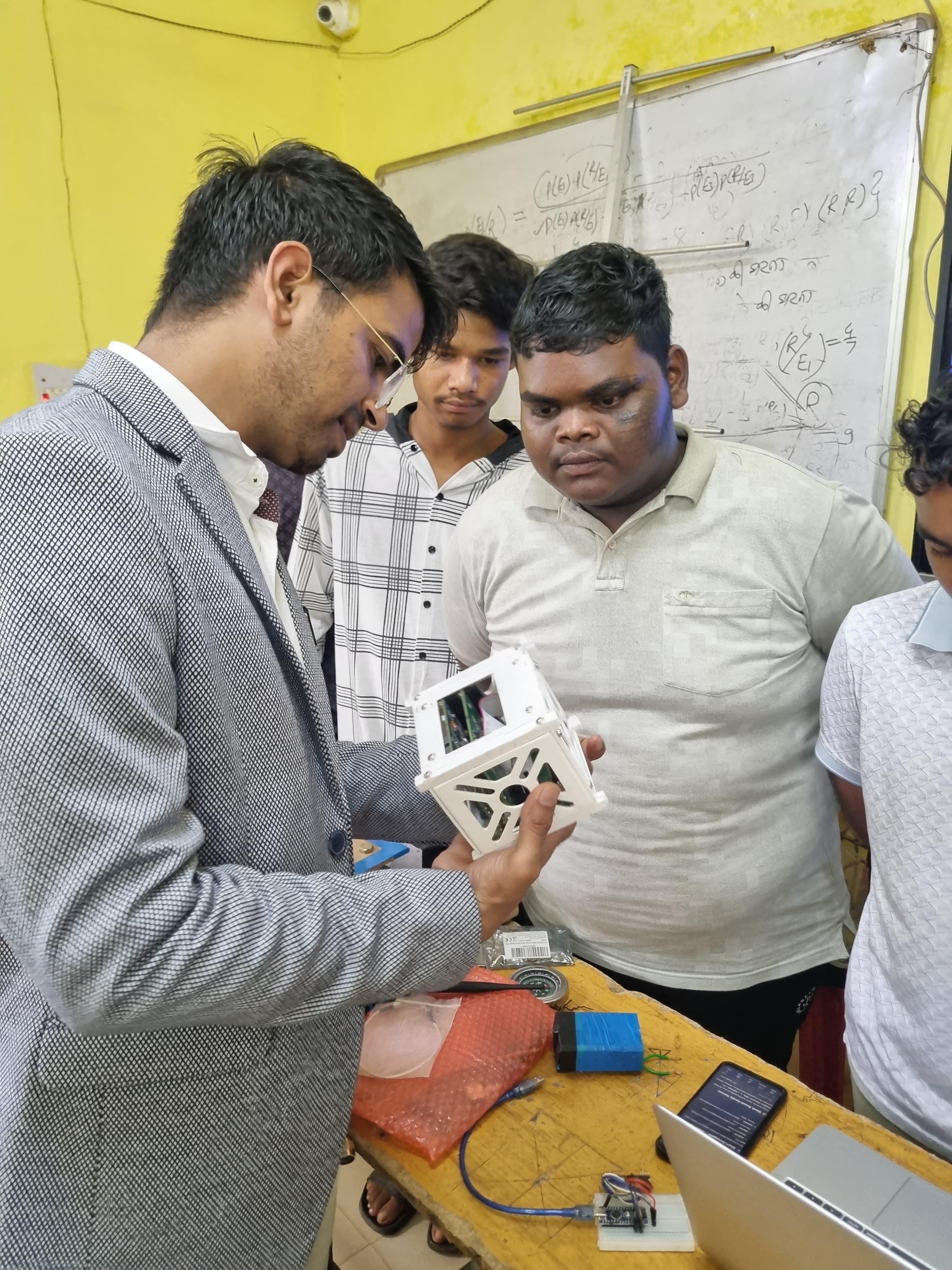 कलेक्टर रोहित व्यास के मार्गदर्शन में विद्यार्थियों के सपनों को मिल रही नई उड़ान.....सीख रहे हैं सैटेलाइट की बारीकियां