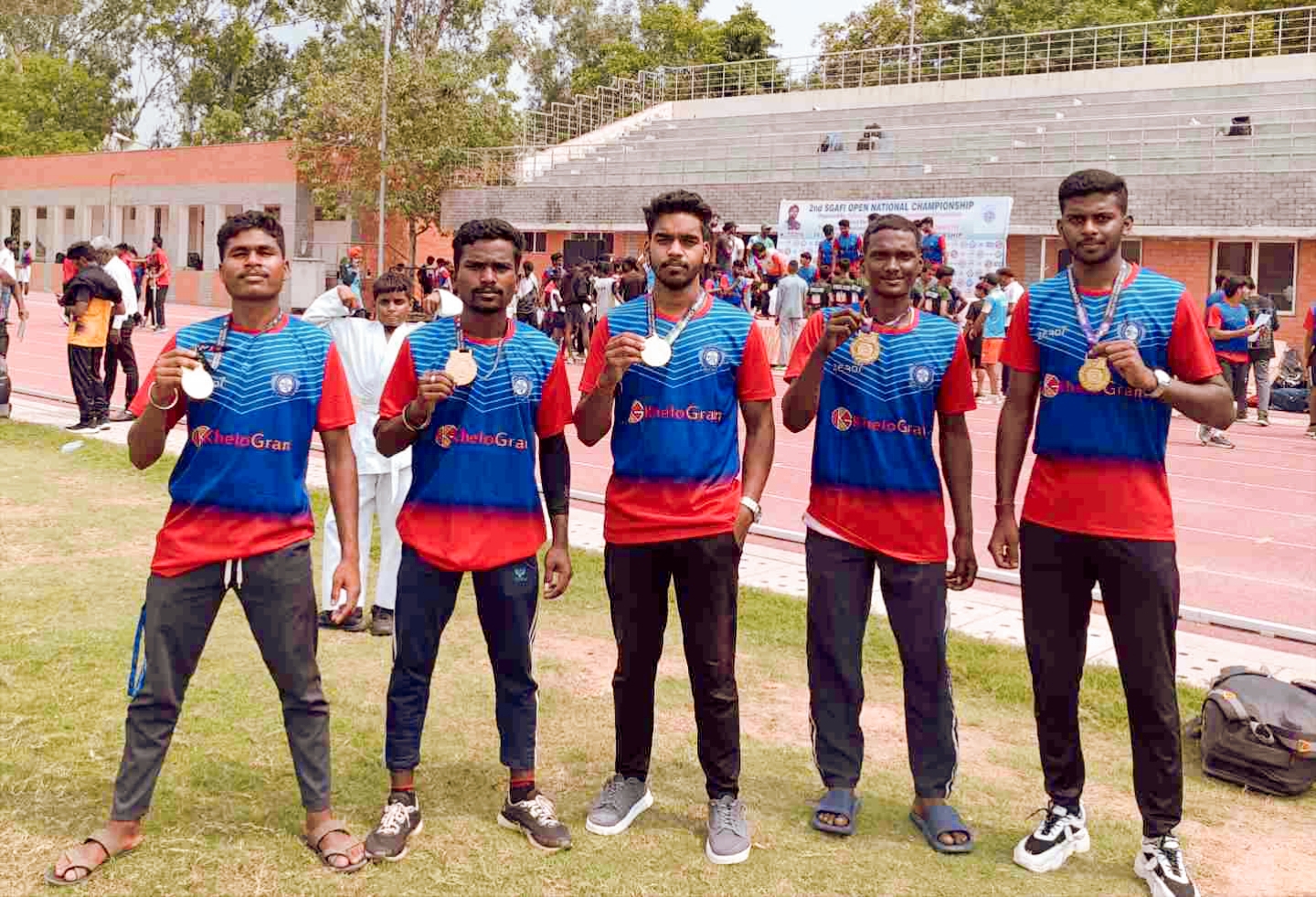 *खलिहान में अभ्यास कर जिले के पांच खिलाड़ियों ने जीता गोल्ड........कुश्ती और एथलेटिक्स के खिलाड़ी तैयार कर रहे अंकित मिंज, सुबह-शाम दे रहे निशुल्क प्रशिक्षण.....*