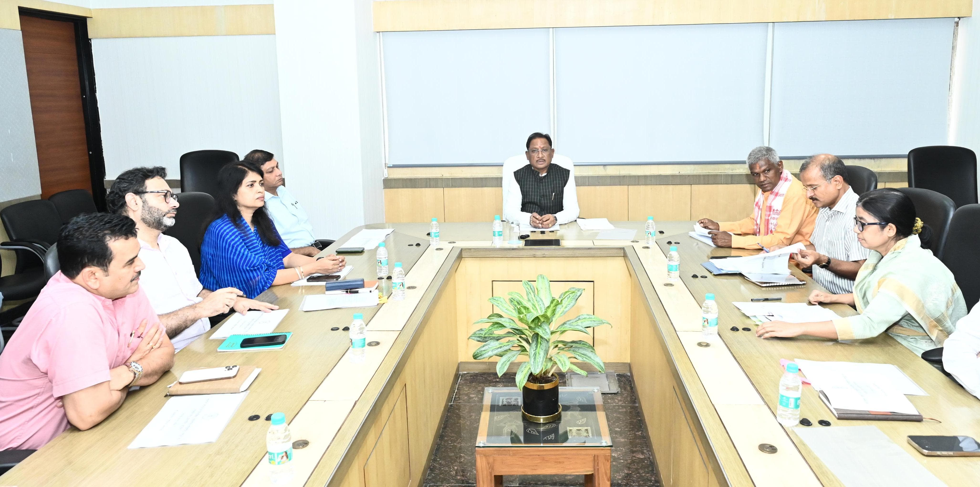 *समन्वित प्रयासों से सड़कों पर विचरण करने वाले निराश्रित पशुओं की समस्या का स्थायी समाधान आवश्यक : मुख्यमंत्री श्री साय*