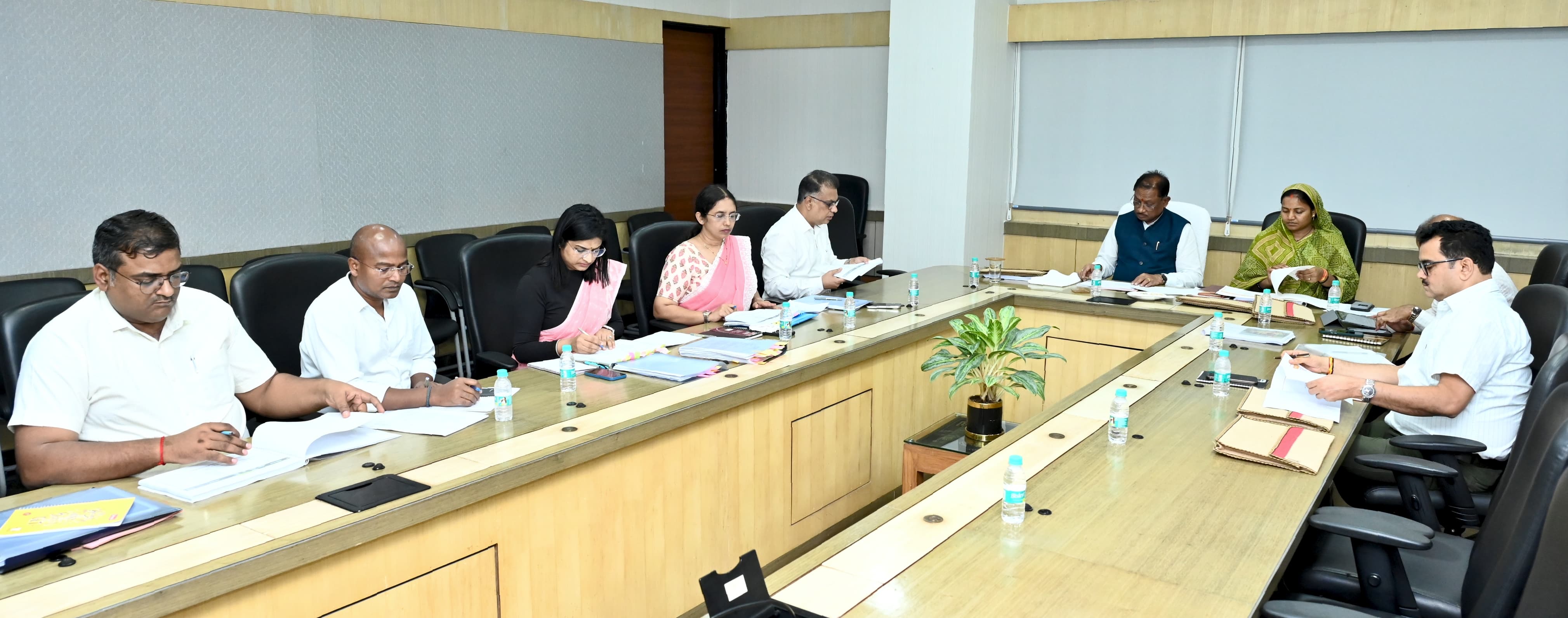 *मुख्यमंत्री ने समाज कल्याण विभाग के कार्यों की समीक्षा की : प्रदेश में 137 विशेष शिविरों के माध्यम से 7669 दिव्यांगों का स्वास्थ्य परीक्षण, 6671 को प्रदाय किए गए कृत्रिम व सहायक उपकरण*