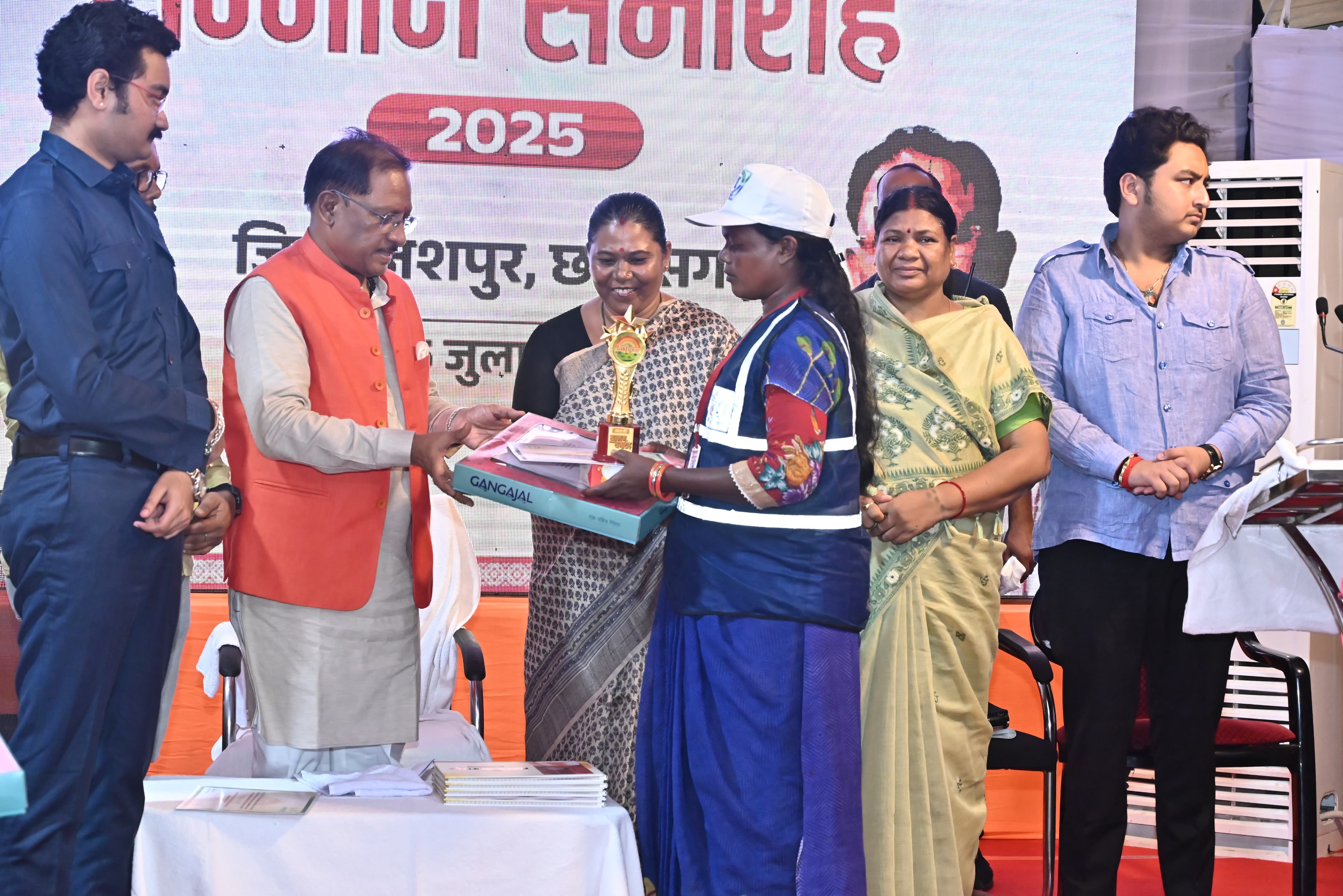 *मुख्यमंत्री श्री साय ने स्वच्छता दीदियों को किया सम्मानित, कहा &ndash; देश को स्वच्छ और स्वस्थ बनाने में निभा रही हैं अहम भूमिका*