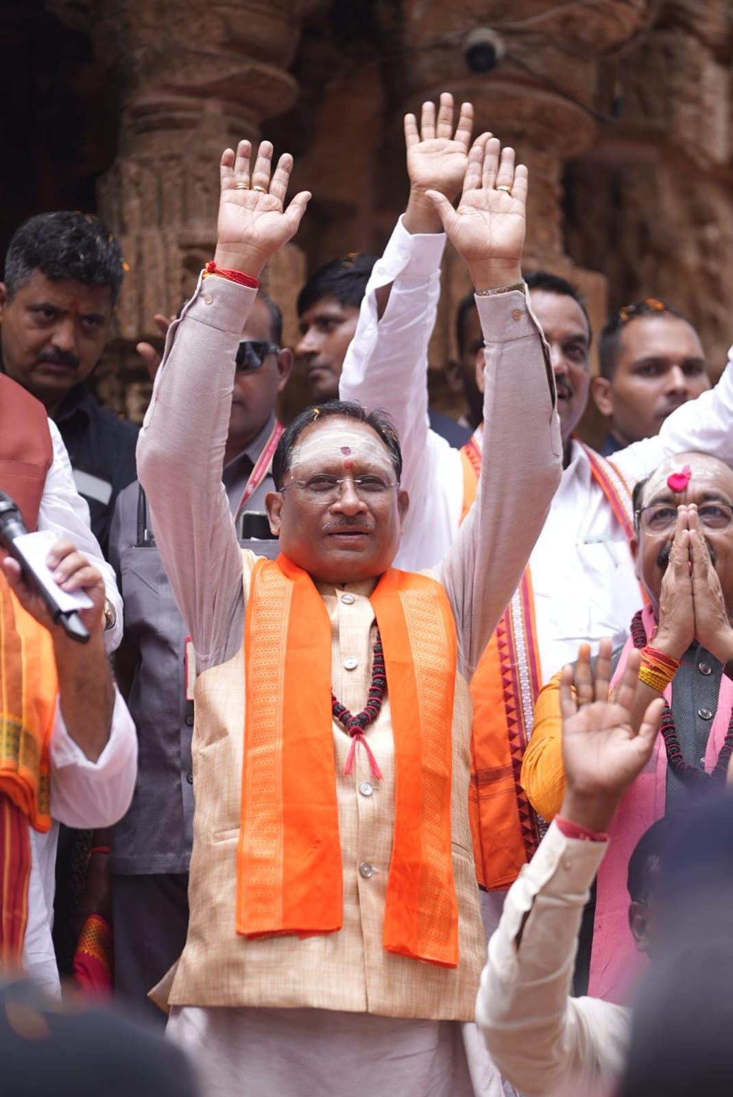 *हर-हर महादेव से गूंज उठा भोरमदेव: मुख्यमंत्री श्री विष्णुदेव साय ने हेलीकॉप्टर से पुष्पवर्षा कर हजारों कांवड़ियों का किया भव्य स्वागत*