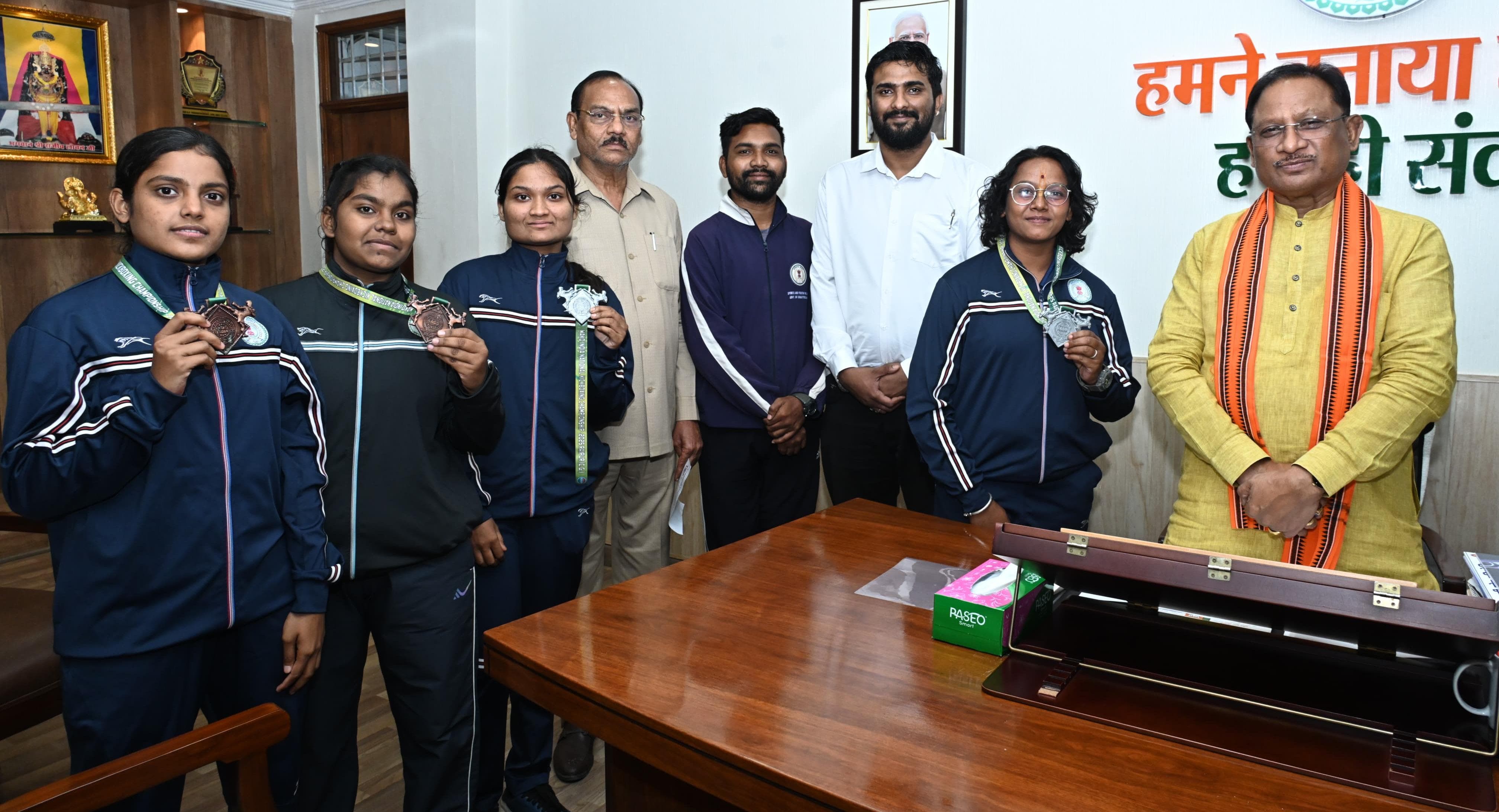 किक बॉक्सिंग पदक विजेता खिलाड़ियों ने मुख्यमंत्री से की सौजन्य मुलाकात*