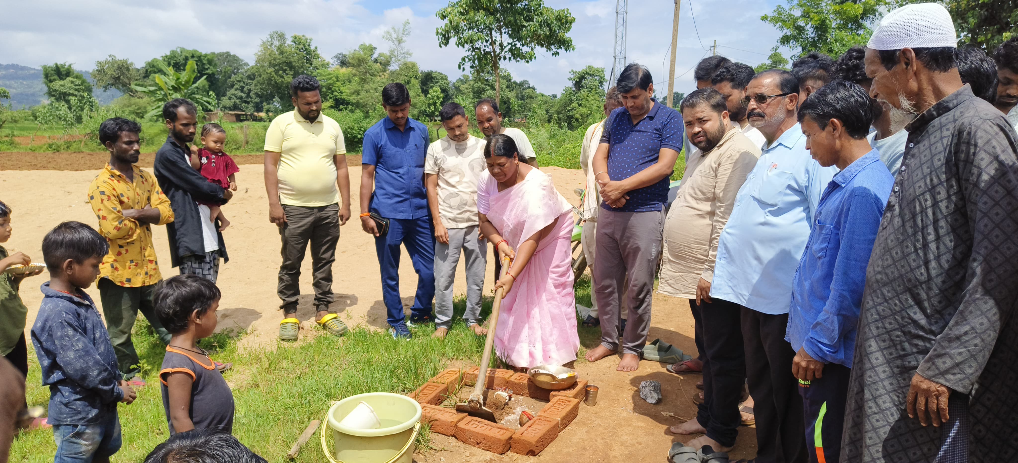 लाखों के विकास कार्यों का जशपुर विधायक ने किया भूमिपूजन......सरकार की योजनाओं की दी जानकारी