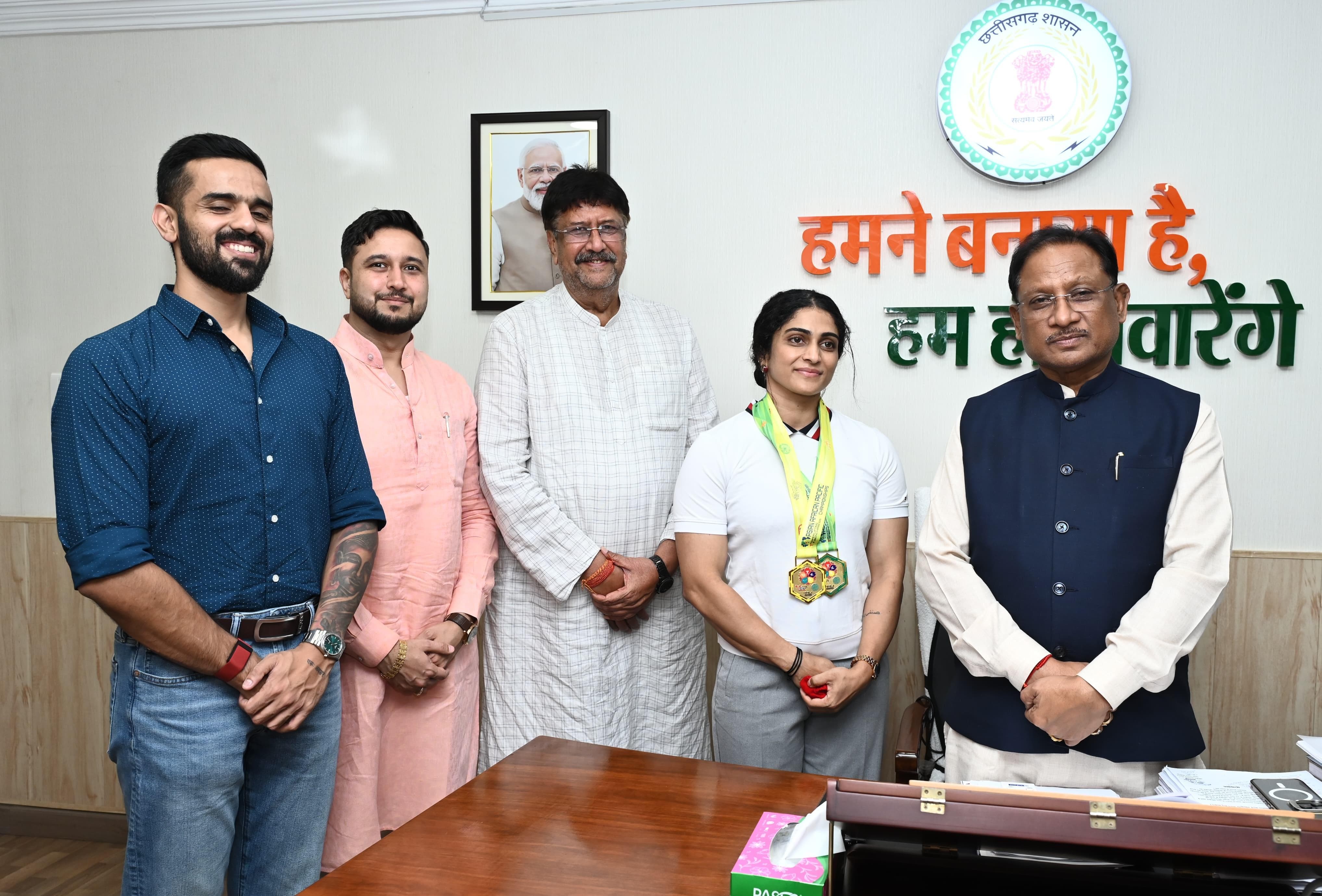 *मुख्यमंत्री से एशियन अफ्रीकन पैसिफिक पावरलिफ्टिंग चैंपियनशिप की स्वर्ण पदक विजेता सुश्री नमी राय पारेख ने की मुलाकात*