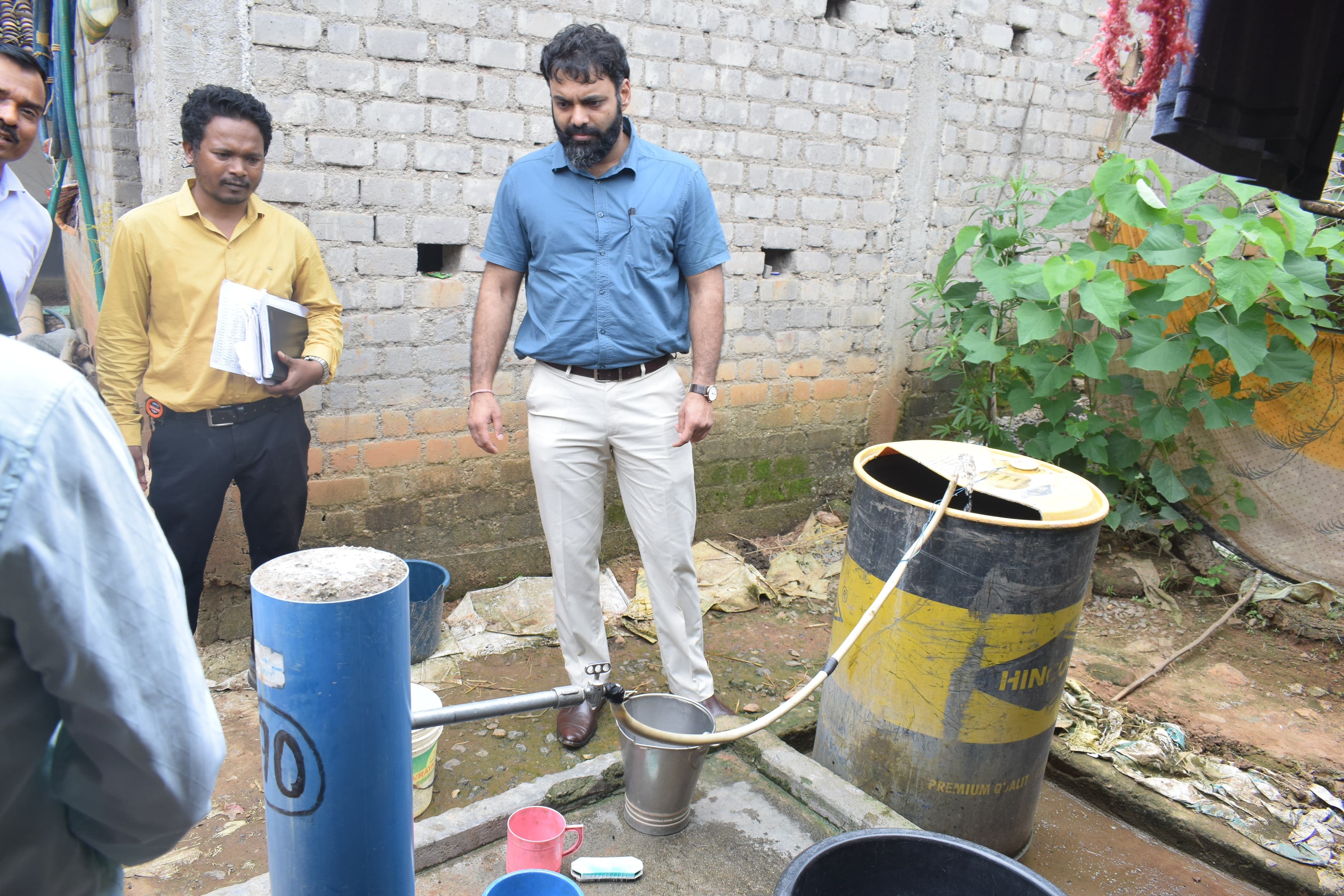 *कलेक्टर ने बानगांव, डूमरबहार एवं तिरसोंठ में घर-घर जाकर जल जीवन मिशन द्वारा जलापूर्ति का किया निरीक्षण*