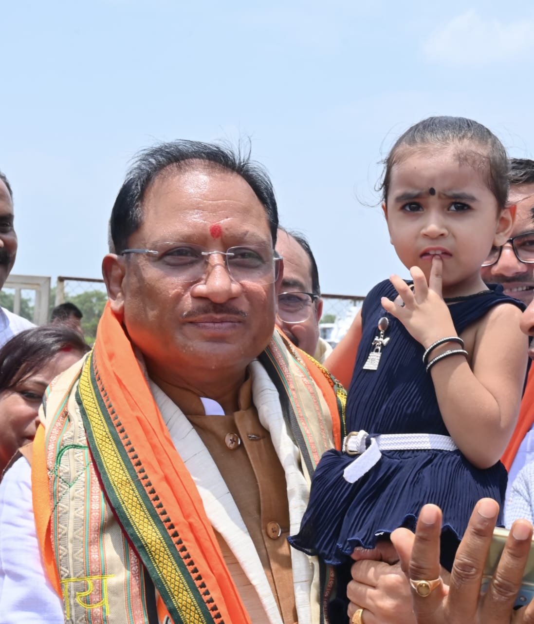 *मुख्यमंत्री ने नन्ही बच्ची सृष्टि को गोद में उठाकर स्नेह से दुलारा....सरलता, करुणा और जनसामान्य से जुड़ाव की मिसाल बने मुख्यमंत्री श्री साय : किसान पिता बोले, जीवन भर रहेगा याद*