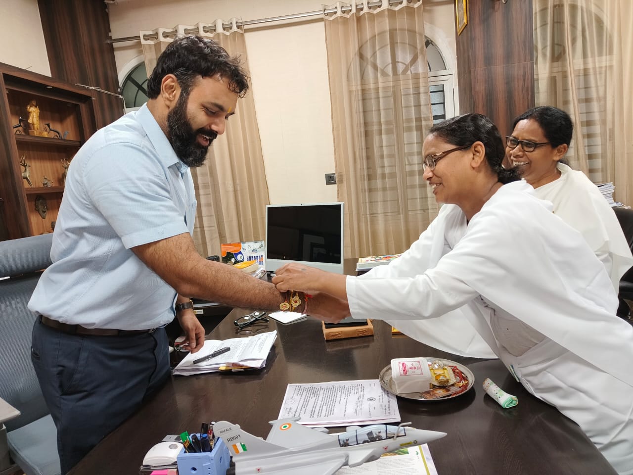 बहनों ने प्रेम और भाईचारे का दिया संदेश :कलेक्टर को ब्रह्मकुमारी बहनों ने बांधी राखी&nbsp;