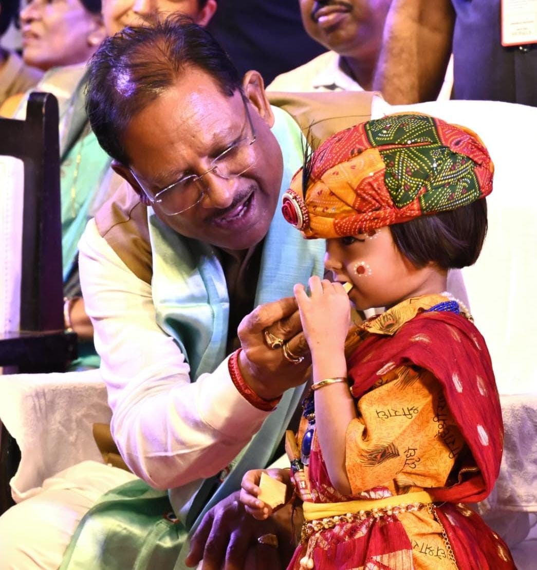 *मुख्यमंत्री श्री विष्णु देव साय ने जन्माष्टमी पर प्रदेशवासियों को दी शुभकामनाएँ, निभाई दही-हांडी की परंपरा*