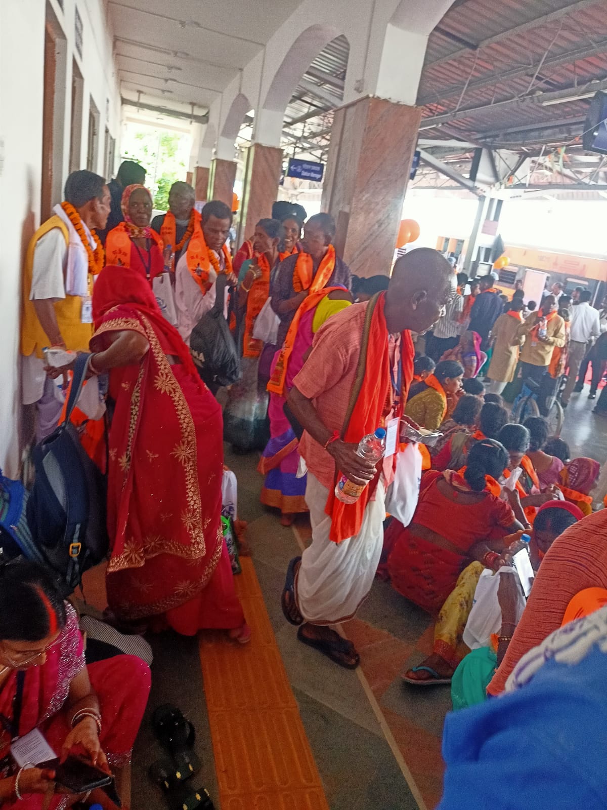 मुख्यमंत्री के सुशासन में नागरिकों को मिल रहा है प्रभु श्रीरामलला के दर्शन का सौभाग्य....204 श्रद्धालुओं जत्था अयोध्या धाम के लिए रवाना