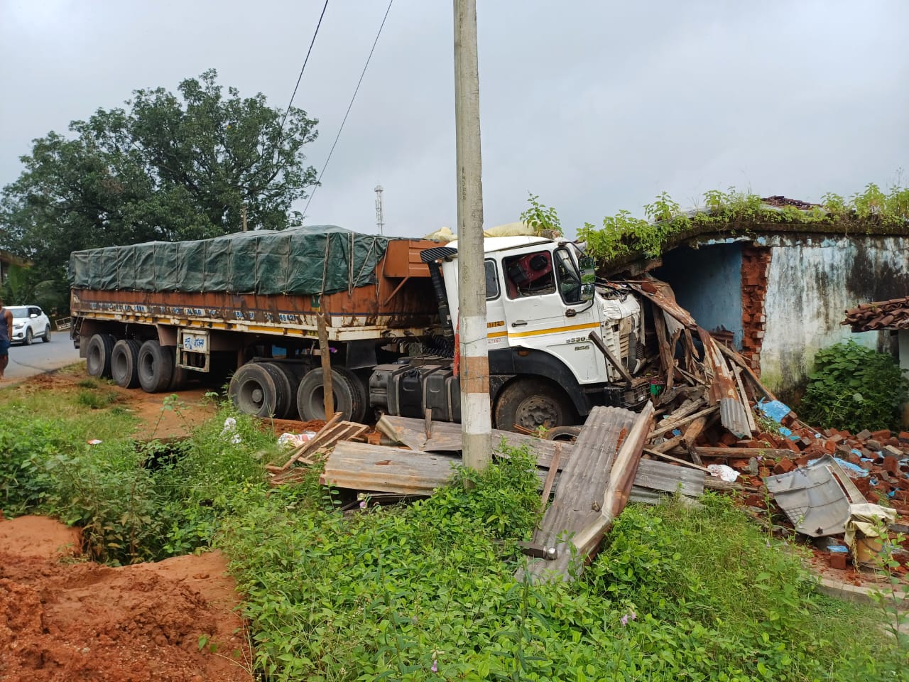 कोयला से भरा अनियंत्रित ट्रक मकान में घुसा: बाल-बाल बचे लोग, ग्रामीणों ने ड्राइवर को निकाला,इलाज हेतू अस्पताल में भर्ती