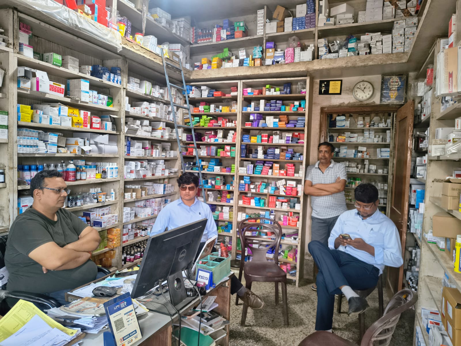 मेडिकल स्टोर का संयुक्त टीम ने किया निरीक्षण.... कोटपा एक्ट के तहत&nbsp;शिक्षण संस्थानों के पास तम्बाकू बेचने वालों पर चला प्रशासन का डंडा, दुकानदारों पर की गई चालानी कार्यवाही