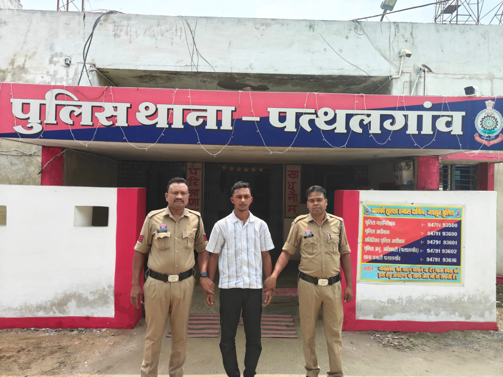 लड़कियों की चलते राह पर करता था छेड़छाड़, मनचले की आई सामत....पुलिस ने सिखाया सबक,एक आरोपी को भेजा जेल ,दूसरा फरार शीघ्र जल्द करेगी पुलिस गिरप्तार&nbsp;&nbsp;