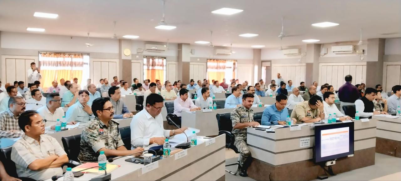 दंतेवाड़ा सहित सुकमा, बीजापुर और बस्तर जिलों के उच्चाधिकारियों की बैठक:स्थिति सामान्य होने तक अधिकारियों को मुस्तैद रहकर जिम्मेदारियों का निर्वहन करने मुख्यमंत्री ने दिए निर्देश