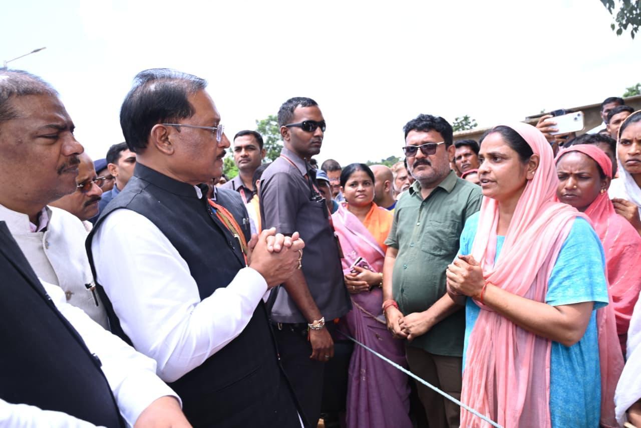 प्रशासन की तत्परता: बाढ़ प्रभावितों को मिला राशन....बर्तन, कपड़े, गैस सिलेंडर और चूल्हा भी उपलब्ध:मकान ढहने पर सहायता राशि भी प्रदान की गई