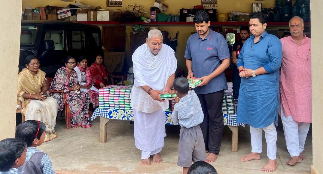 अघोरेश्वर जयंती के उपलक्ष्य में&nbsp;ब्रम्हनिष्ठालय सोगड़ा आश्रम में परम पूज्य बाबा अवधूत भगवान राम जी की 89 जयंती पर छात्रों को लेखन सामग्री किया गया वितरण&nbsp;