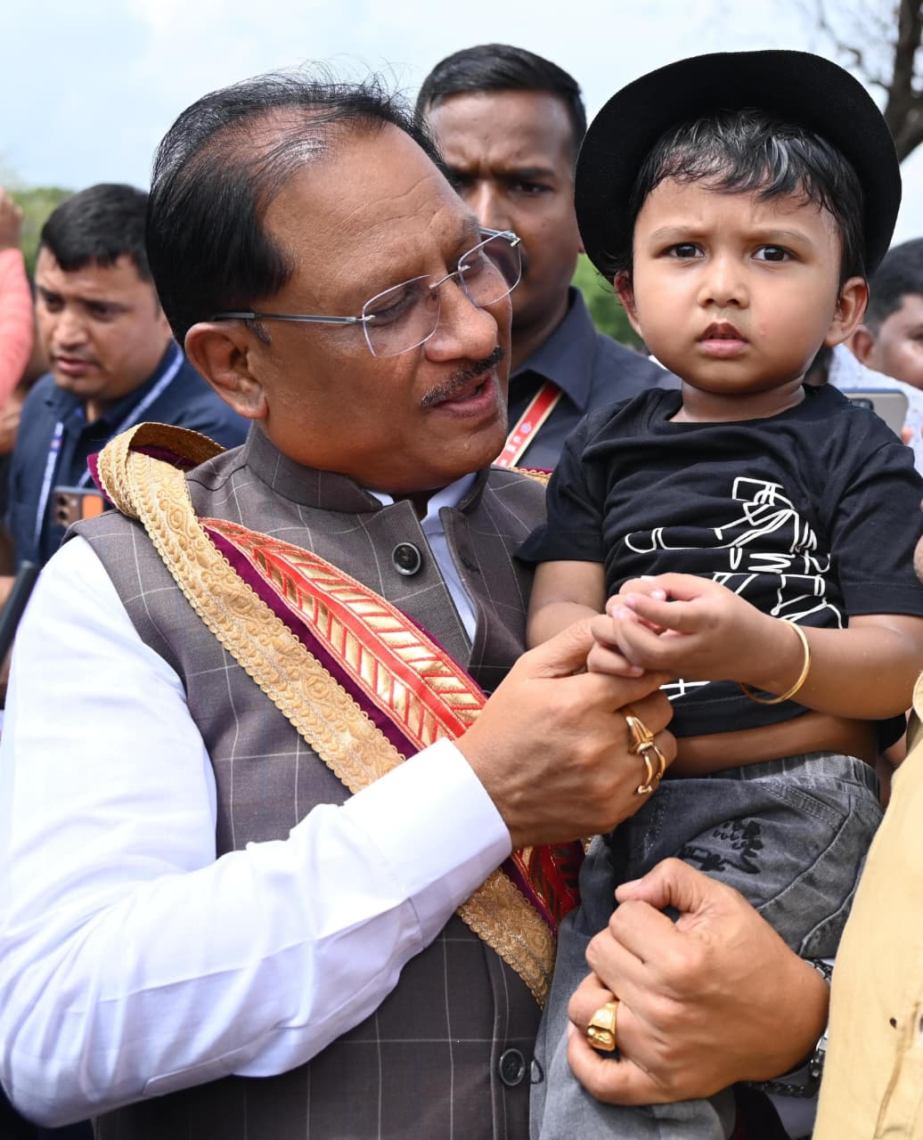 सरल और सहज मुख्यमंत्री श्री विष्णु देव साय का दिखा अपनत्व, नन्हे इवान को गोद में लेकर किया दुलार