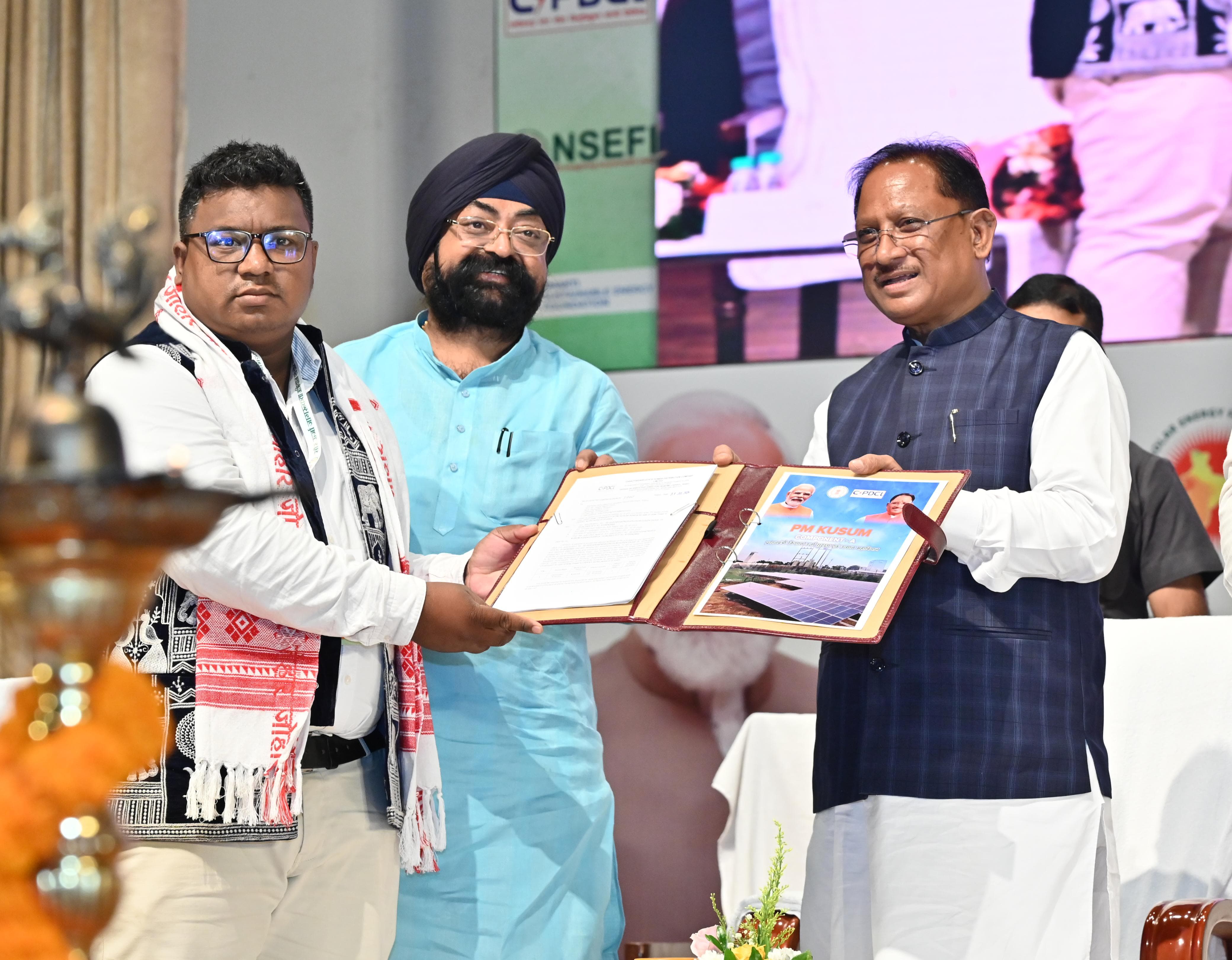 मुख्यमंत्री ने सौर ऊर्जा के क्षेत्र में व्यापक जागरूकता के लिए सूर्य रथ को दिखाई हरी झंडी.....प्रदेश में सौर ऊर्जा के उपभोक्ता ऊर्जा उत्पादक के साथ-साथ बन रहे हैं ऊर्जा दाता : मुख्यमंत्री श्री साय