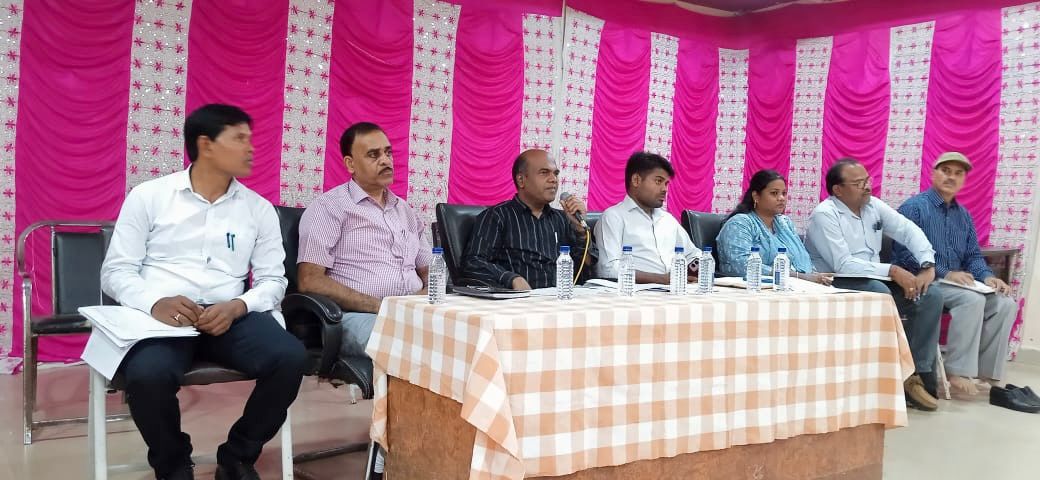 प्राथमिक एवं माध्यमिक शालाओं के शैक्षिक गुणवत्ता स्तर में सुधार हेतु एस डी एम ने -जशपुर एवं मनोरा के&nbsp; संकुल समन्वयकों एवं प्रधान पाठक की ली बैठक