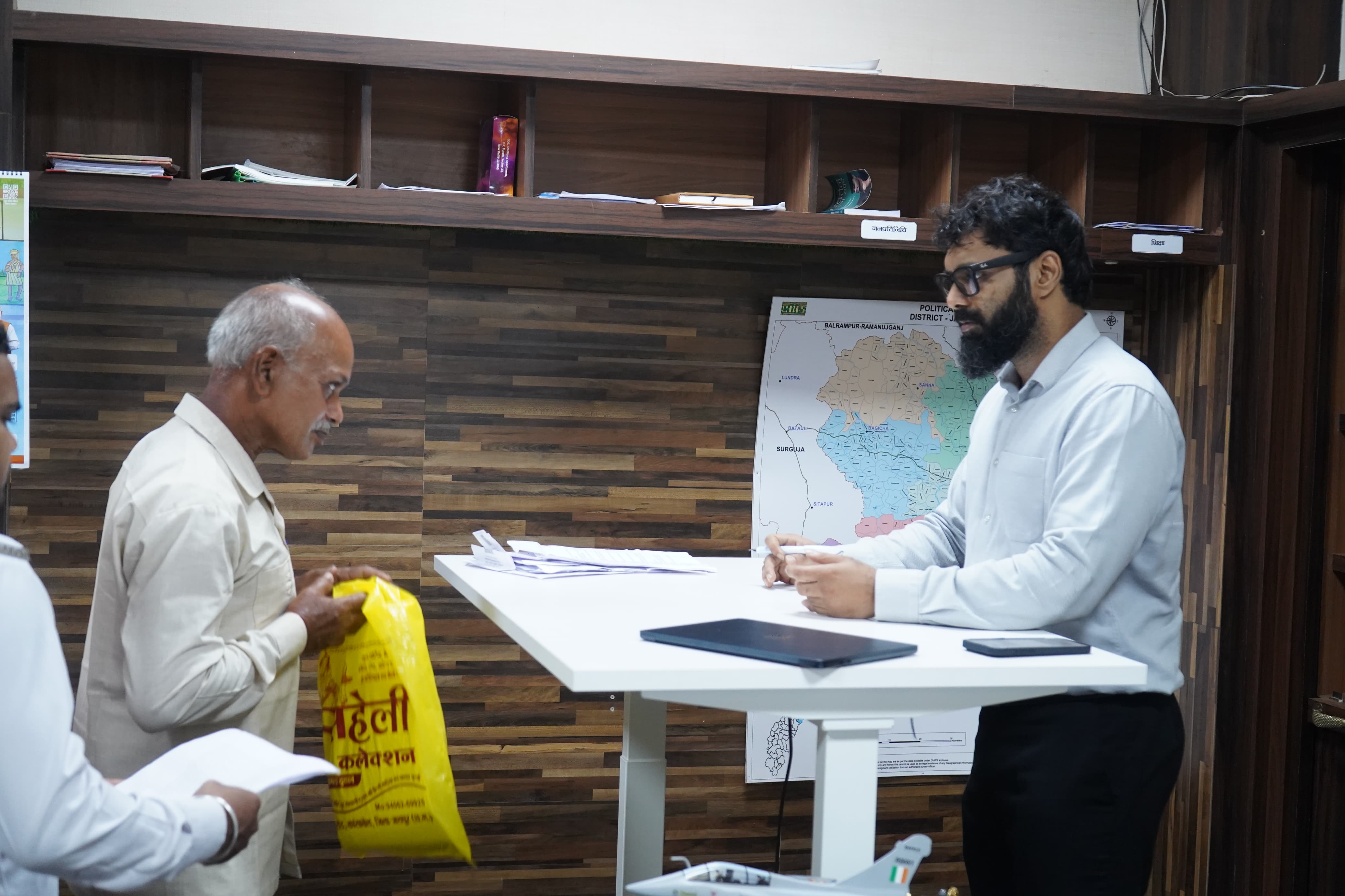 कलेक्टर ने जनदर्शन में सुनी आम लोगों की समस्याएं,निराकरण को लेकर अधिकारियों को दिए निर्देश