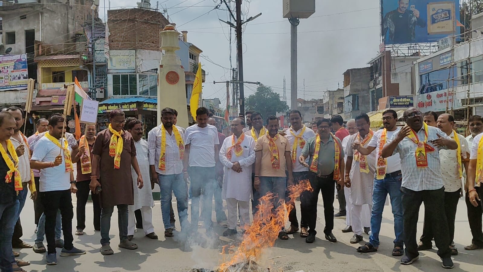 कांग्रेसी नेता विनयशील के आपत्तिजनक फेसबुक पोस्ट से अग्रवाल समाज का फूटा गुस्सा, पुतला दहन कर एफआईआर दर्ज करने की मांग...