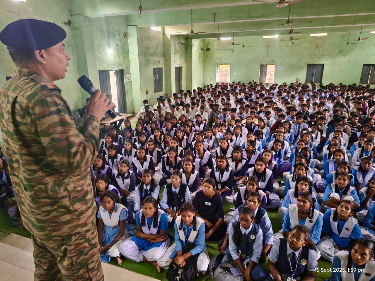 सेना में भर्ती हेतु स्कूली विद्यार्थियों के लिए जागरूकता अभियान : जशपुर और कांसाबेल में 1360 विद्यार्थी हुए शामिल.....भारतीय सेना&zwnj;&zwnj; के अधिकारी रूबेश कुमार ने सेना में भर्ती प्रक्रिया की दी जानकारी &zwnj;