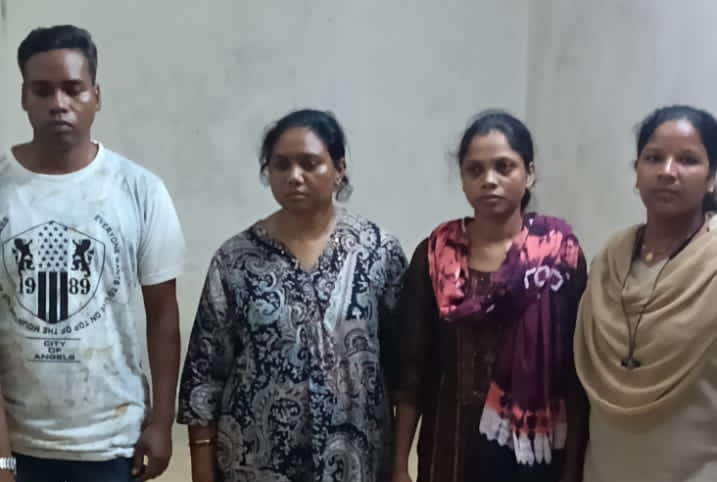 ब्रेकिंग न्यूज : पत्थलगांव अस्पताल में नवजात बच्ची को इलाज के बहाने ले गई नर्स, फर्जी तरीके से कागज में साइन करा दे दिया एक दंपत्ति को गोद.....माता पिता की शिकायत पर पुलिस ने आरोपिया नर्स सहित गोद लेने वाले दंपत्ति को किया गिरफ्तार