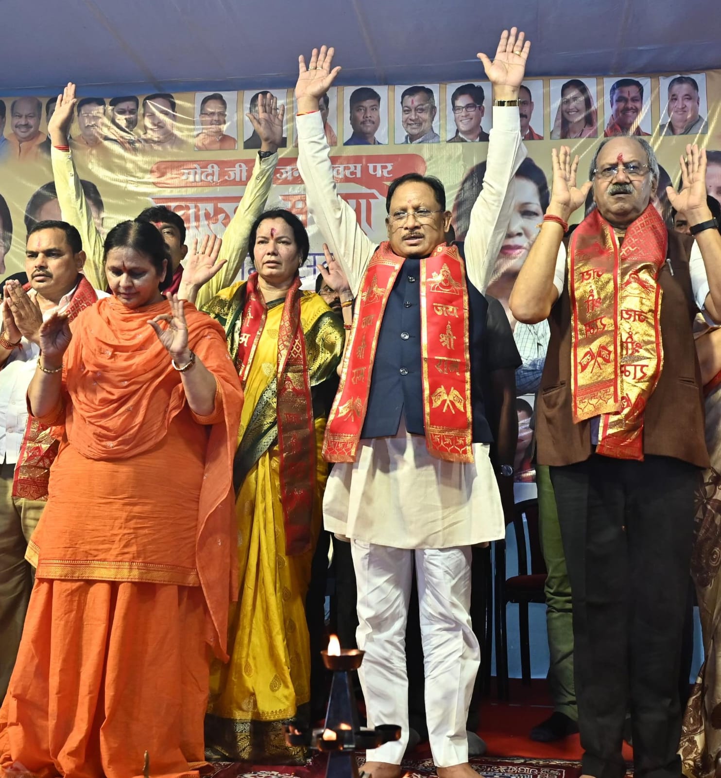 खारुन मईया समरसता भव्य महाआरती में मुख्यमंत्री हुए शामिल : मंत्रोच्चार से गूंजा खारुन नदी का महादेव घाट