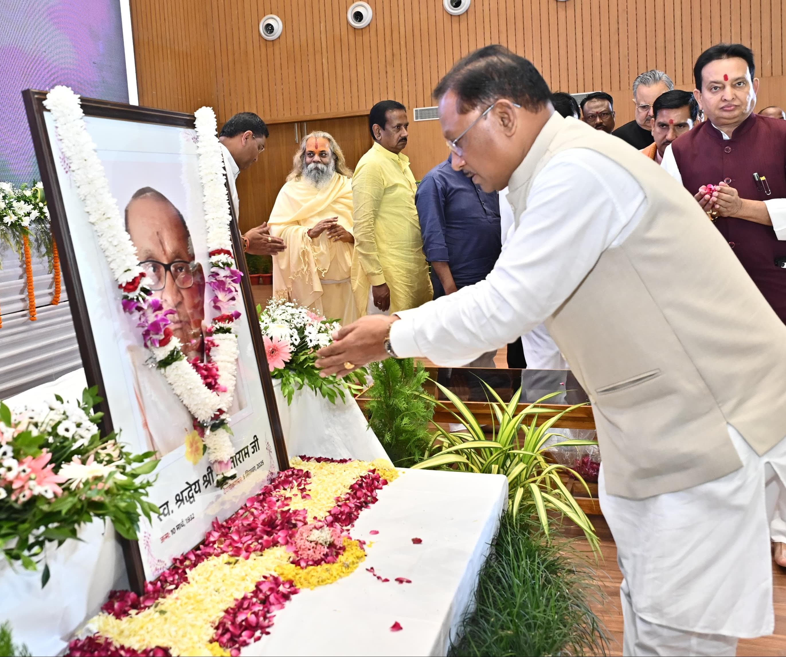 श्रद्धेय शांताराम सर्राफ को मुख्यमंत्री श्री विष्णुदेव साय ने अर्पित की श्रद्धांजलि