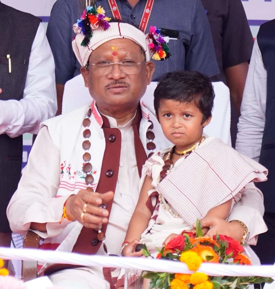 मुख्यमंत्री श्री विष्णुदेव साय का आत्मीय और वात्सल्यपूर्ण व्यवहार : नन्ही बच्ची भूमिका बघेल को दुलारते हुए खिलाया महुआ लड्डू