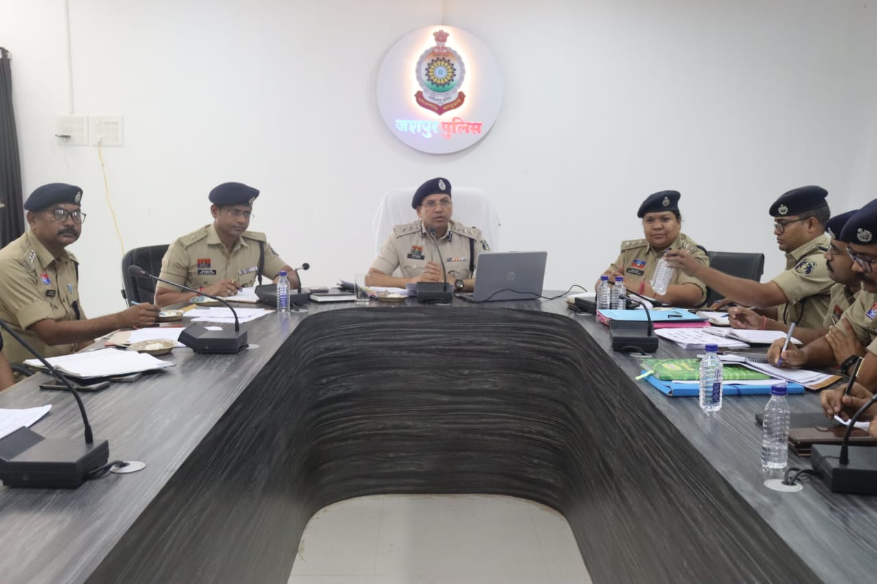 जशपुर में वरिष्ठ पुलिस अधीक्षक ने ली क्राइम मीटिंग-अपराध नियंत्रण और कानूनी व्यवस्था पर चर्चा....थाना क्षेत्र में गुंडे बदमाश एवं अपराध को ना करें बर्दाश्त......&rdquo;दुर्गा पूजा पंडालों में सुरक्षा की दृष्टि से समिति के सदस्यों से सतत बनाएं रखें संपर्क&nbsp;