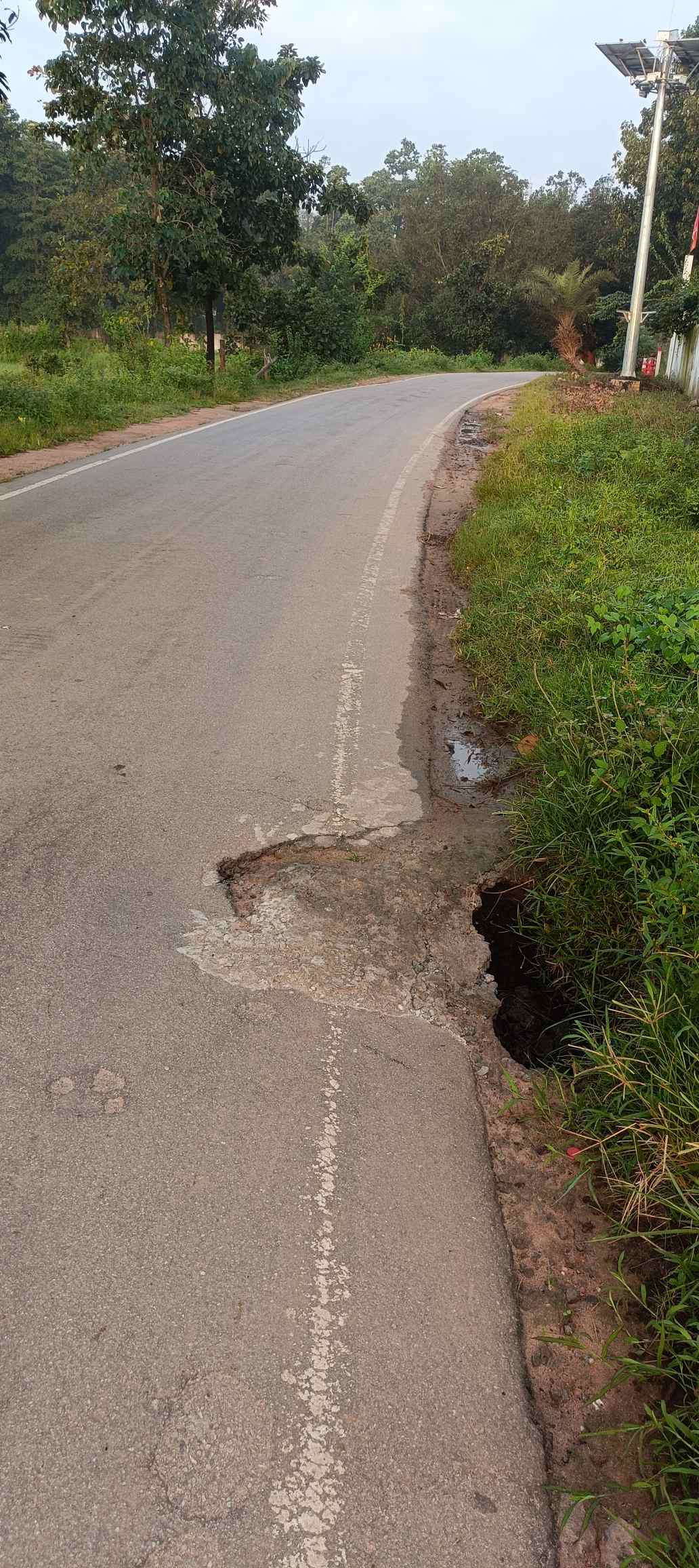 लोगों के लिए मुसीबत बन गया प्रधानमंत्री सड़क के किनारे गड्&zwnj;ढे....वंही ठेकेदार केबल बिछाने को गड्ढा खोदकर छोड़ा, लोग हो रहे दुर्घटना के शिकार,,,,, जिम्मेदार बेखबर